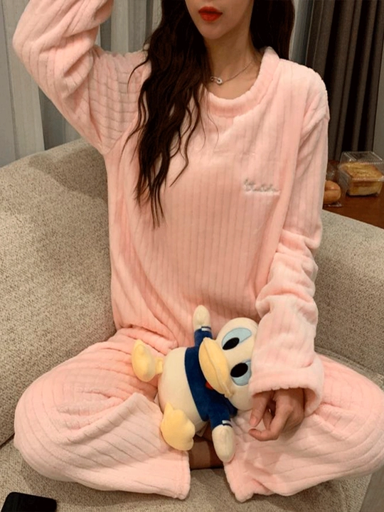 Ayollar uchun yumshoq qishki pijama – issiq, qulay va zamonaviy