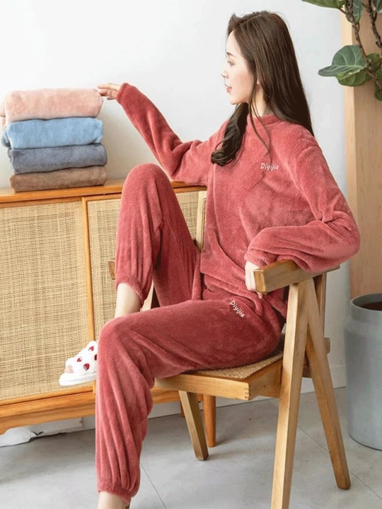 Ayollar uchun yumshoq qishki pijama – issiq, qulay va zamonaviy