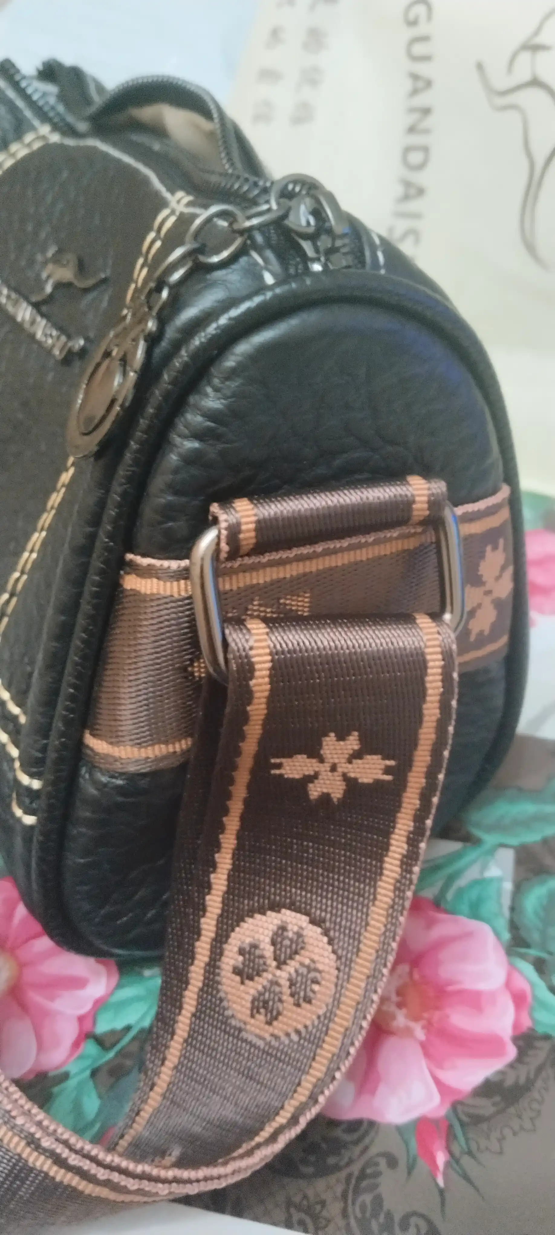 Ayollar sumkasi, charm, yelkasi osha, kamarda