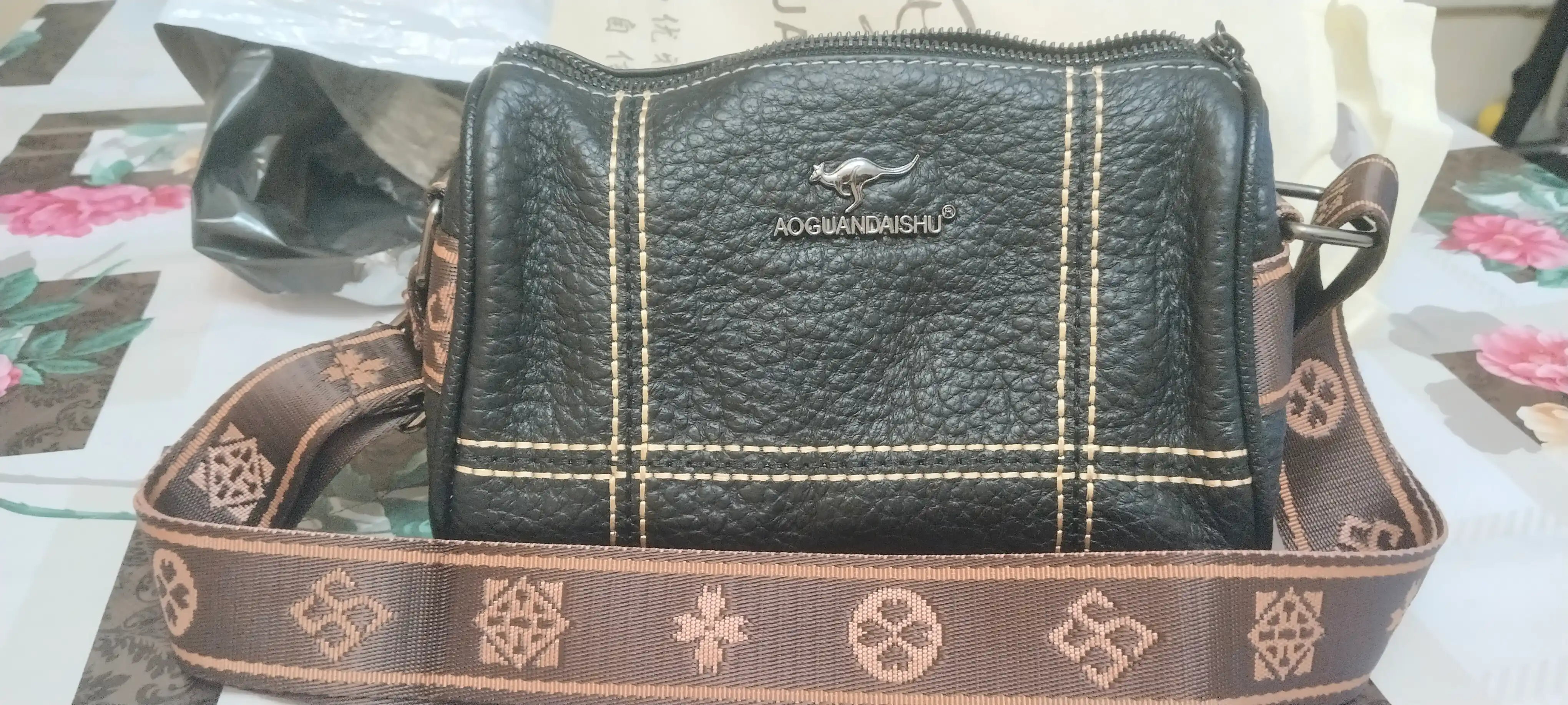 Ayollar sumkasi, charm, yelkasi osha, kamarda