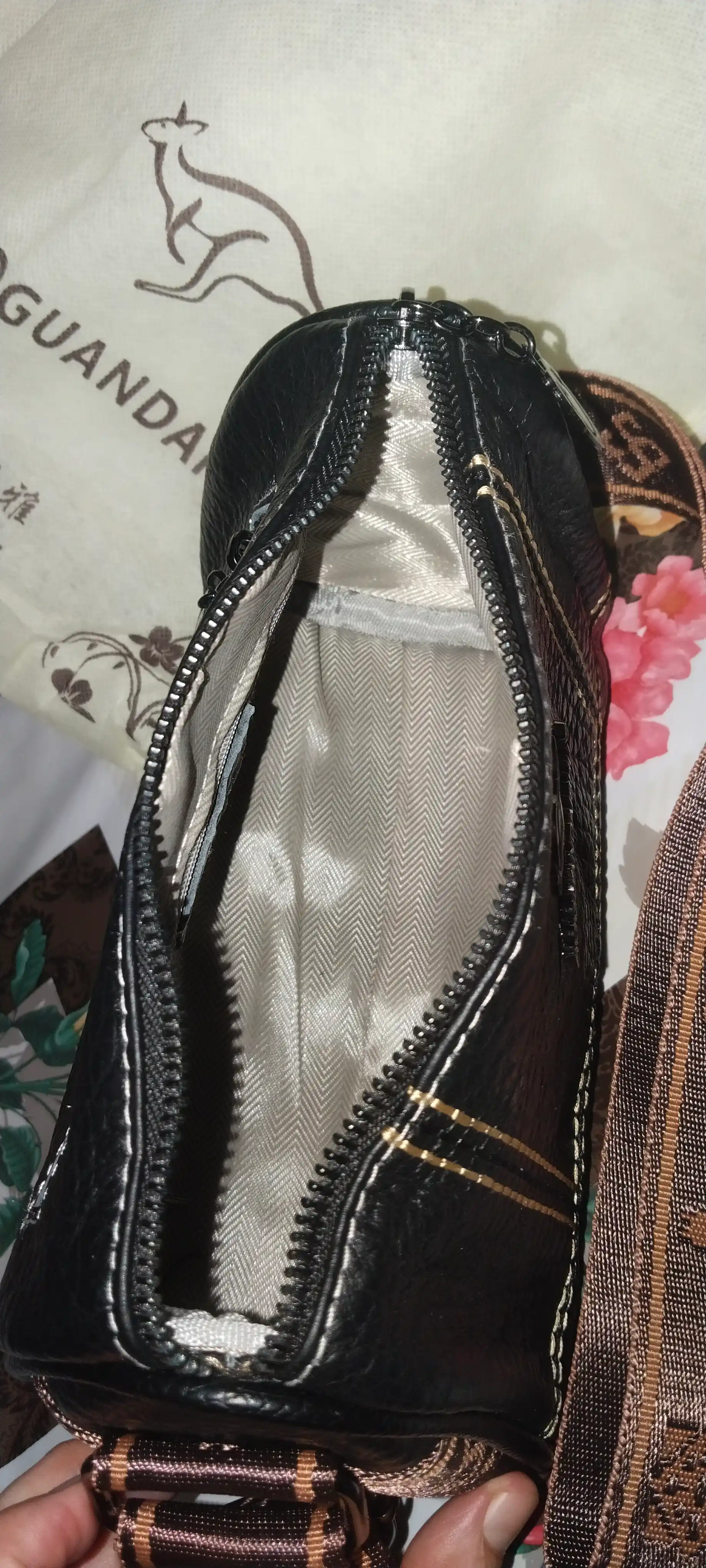 Ayollar sumkasi, charm, yelkasi osha, kamarda