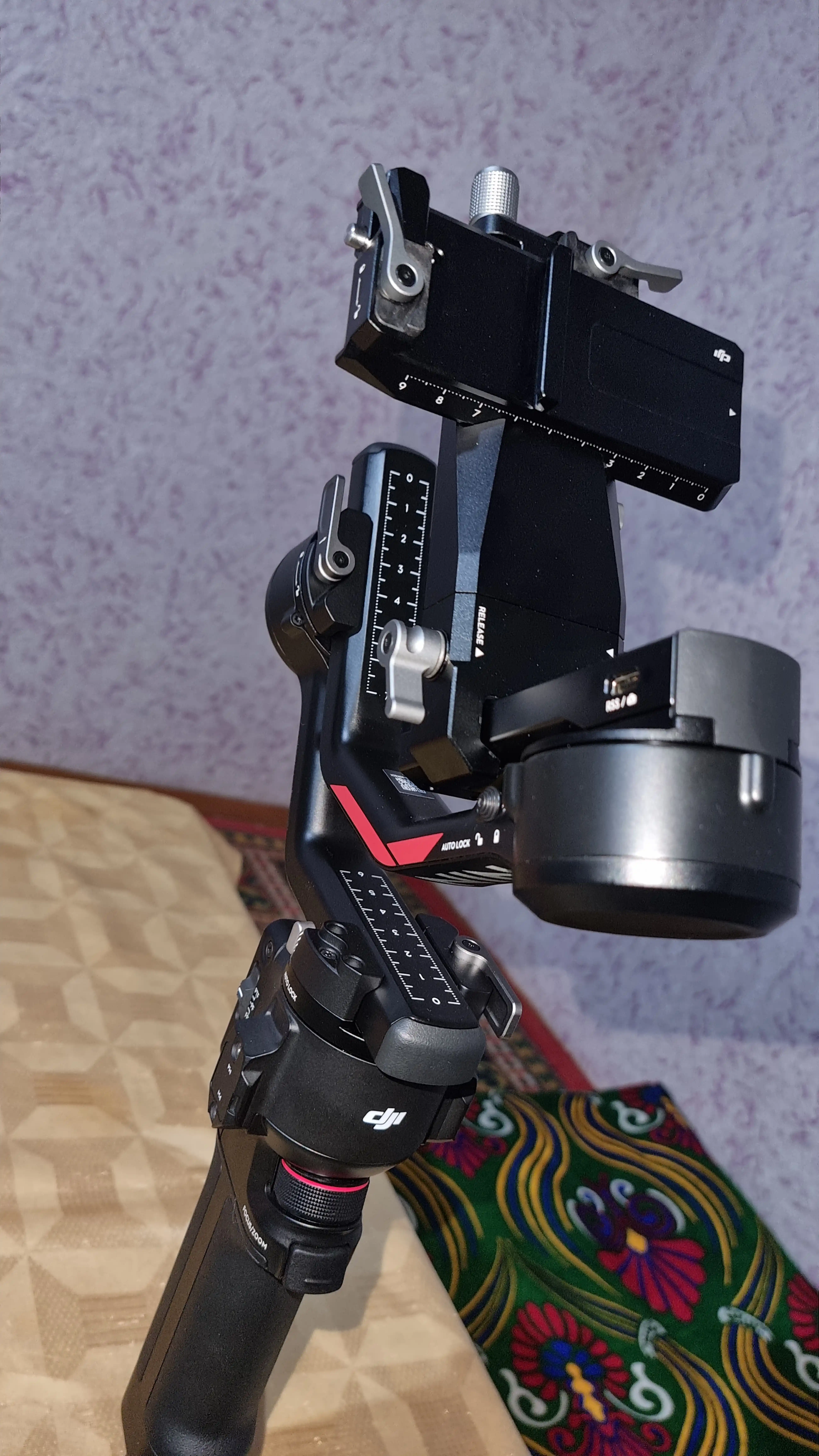 DJI RS 4 — Video va kinoproduktsiya uchun professional 3 o‘qli gimball stabilizatori