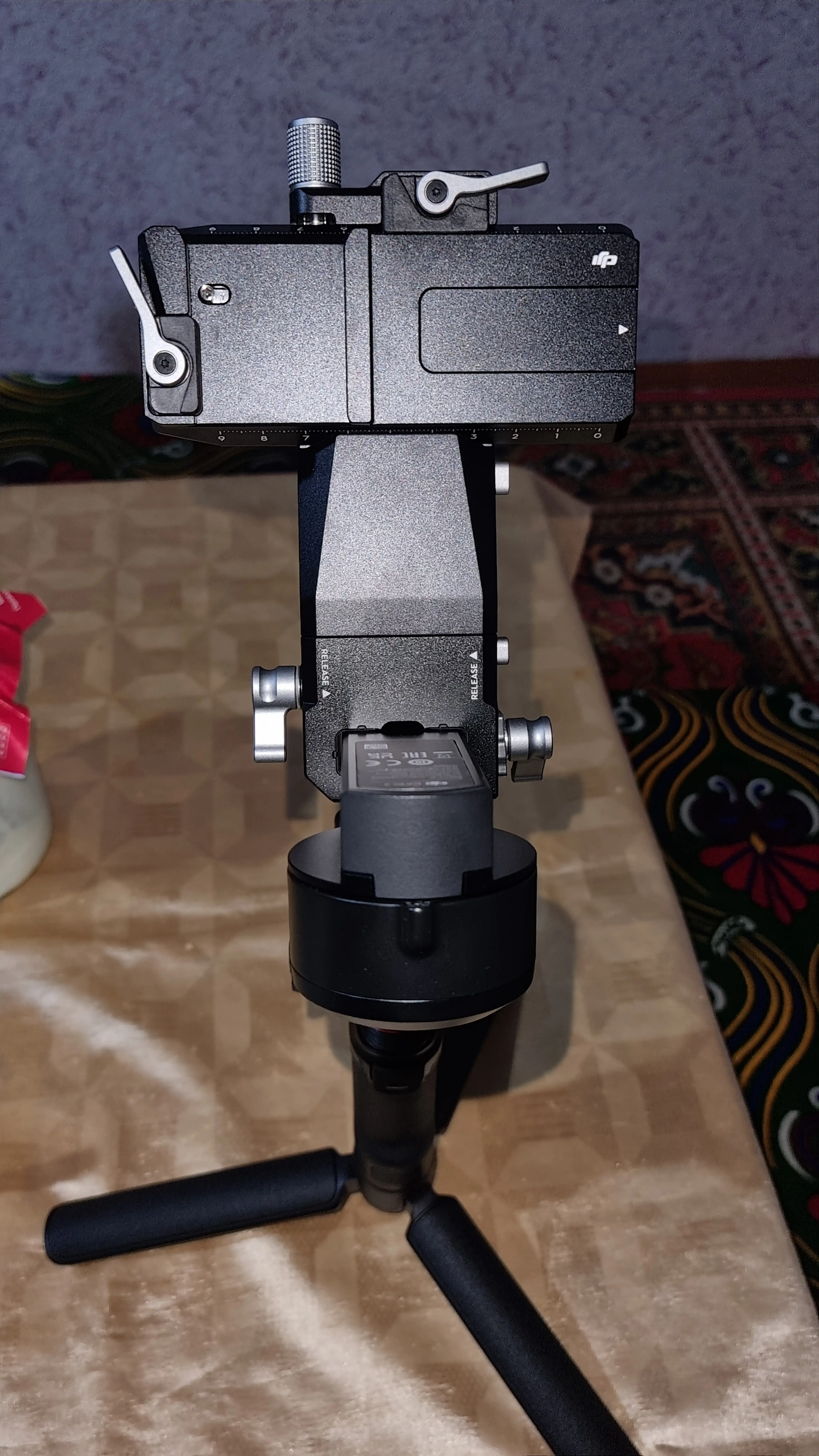 DJI RS 4 — Video va kinoproduktsiya uchun professional 3 o‘qli gimball stabilizatori