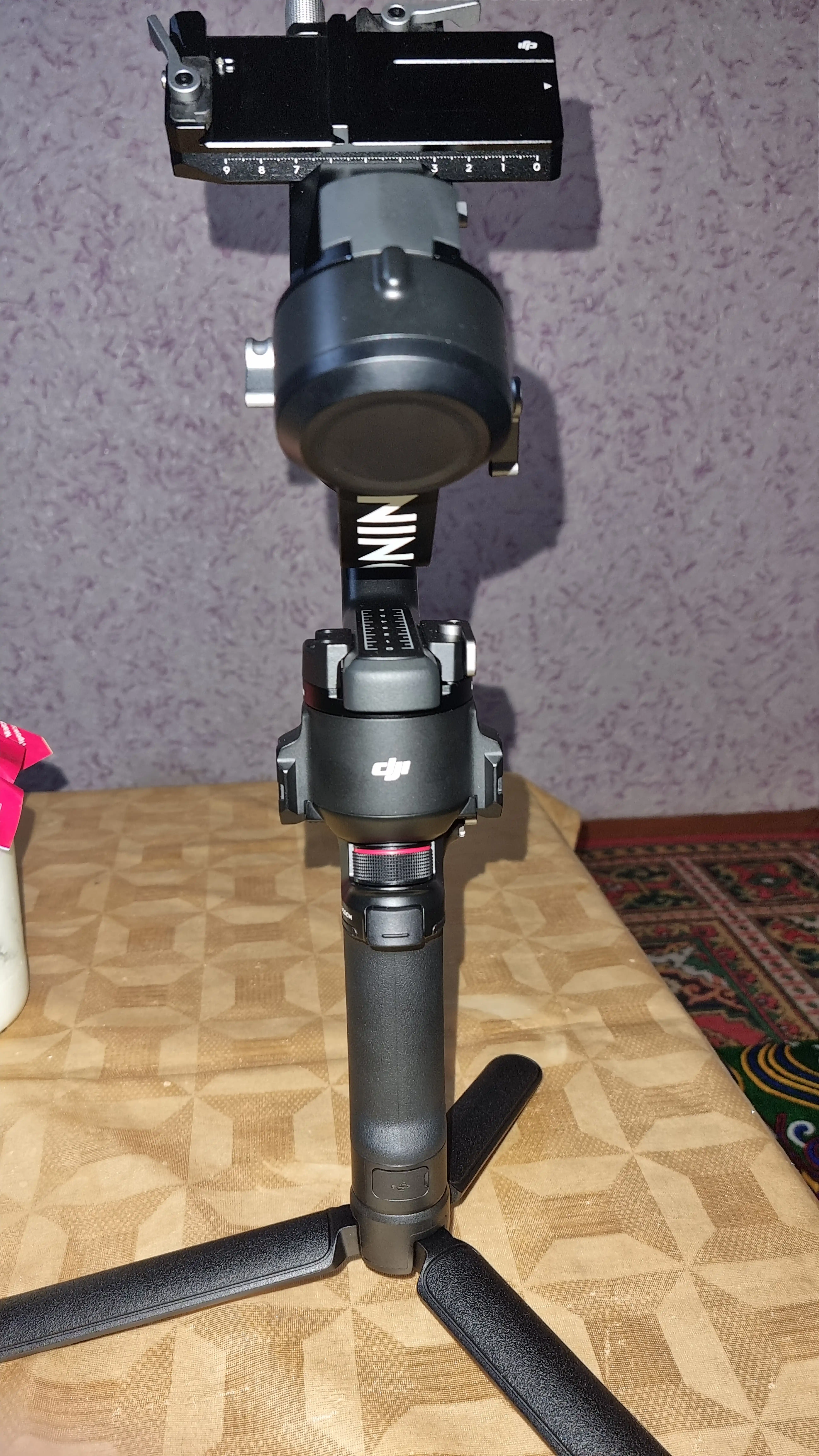 DJI RS 4 — Video va kinoproduktsiya uchun professional 3 o‘qli gimball stabilizatori