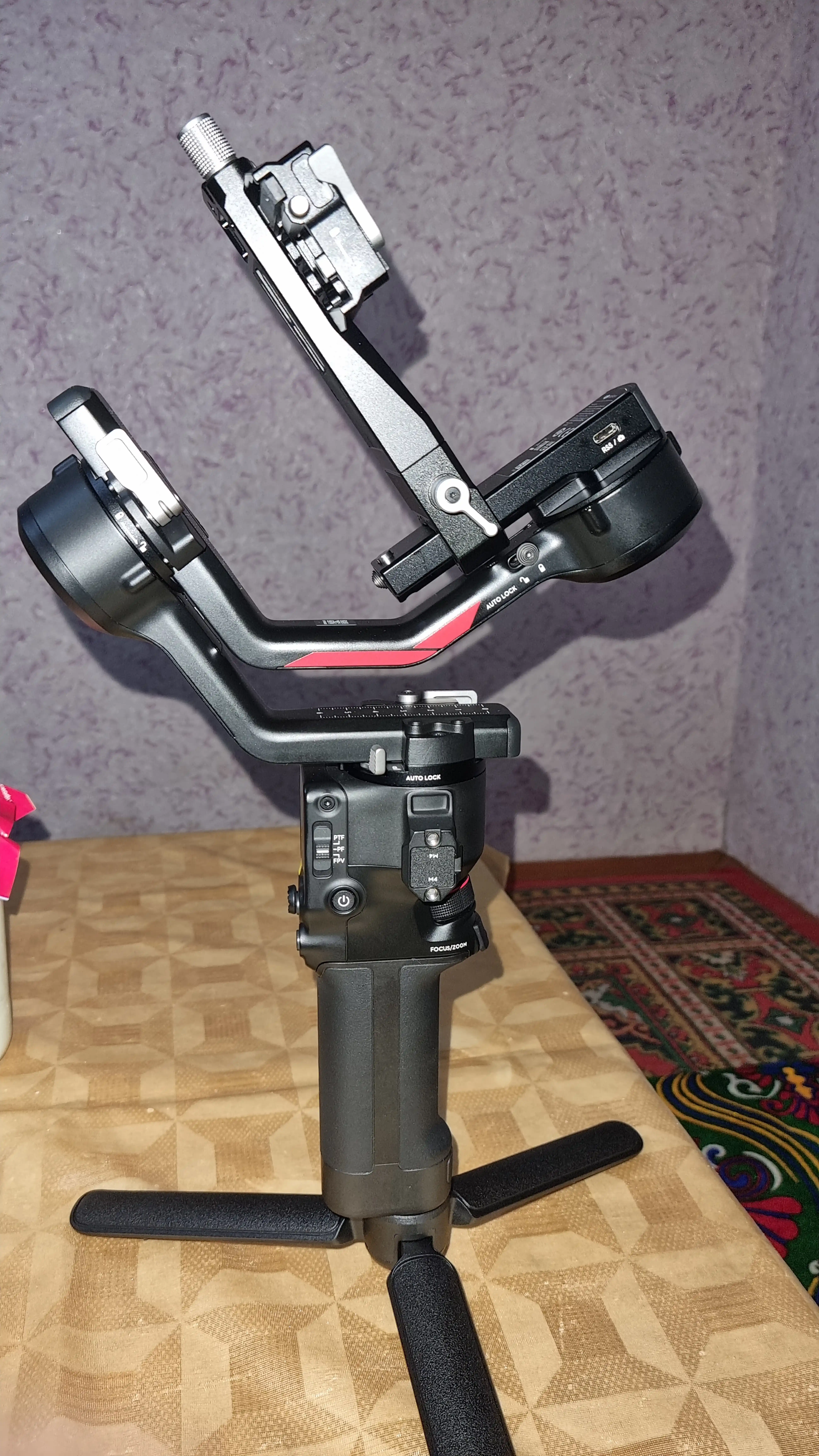 DJI RS 4 — Video va kinoproduktsiya uchun professional 3 o‘qli gimball stabilizatori