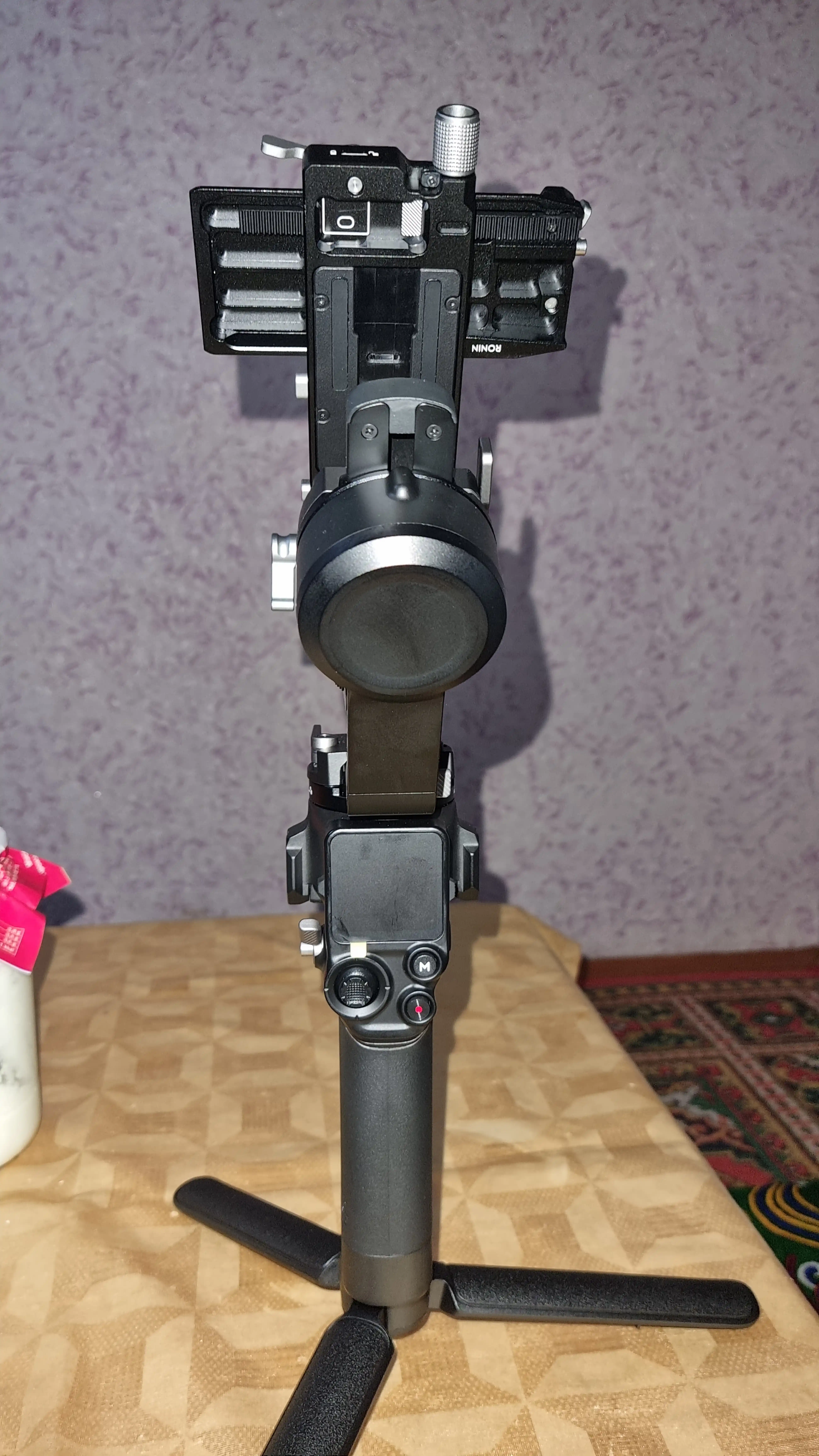 DJI RS 4 — Video va kinoproduktsiya uchun professional 3 o‘qli gimball stabilizatori