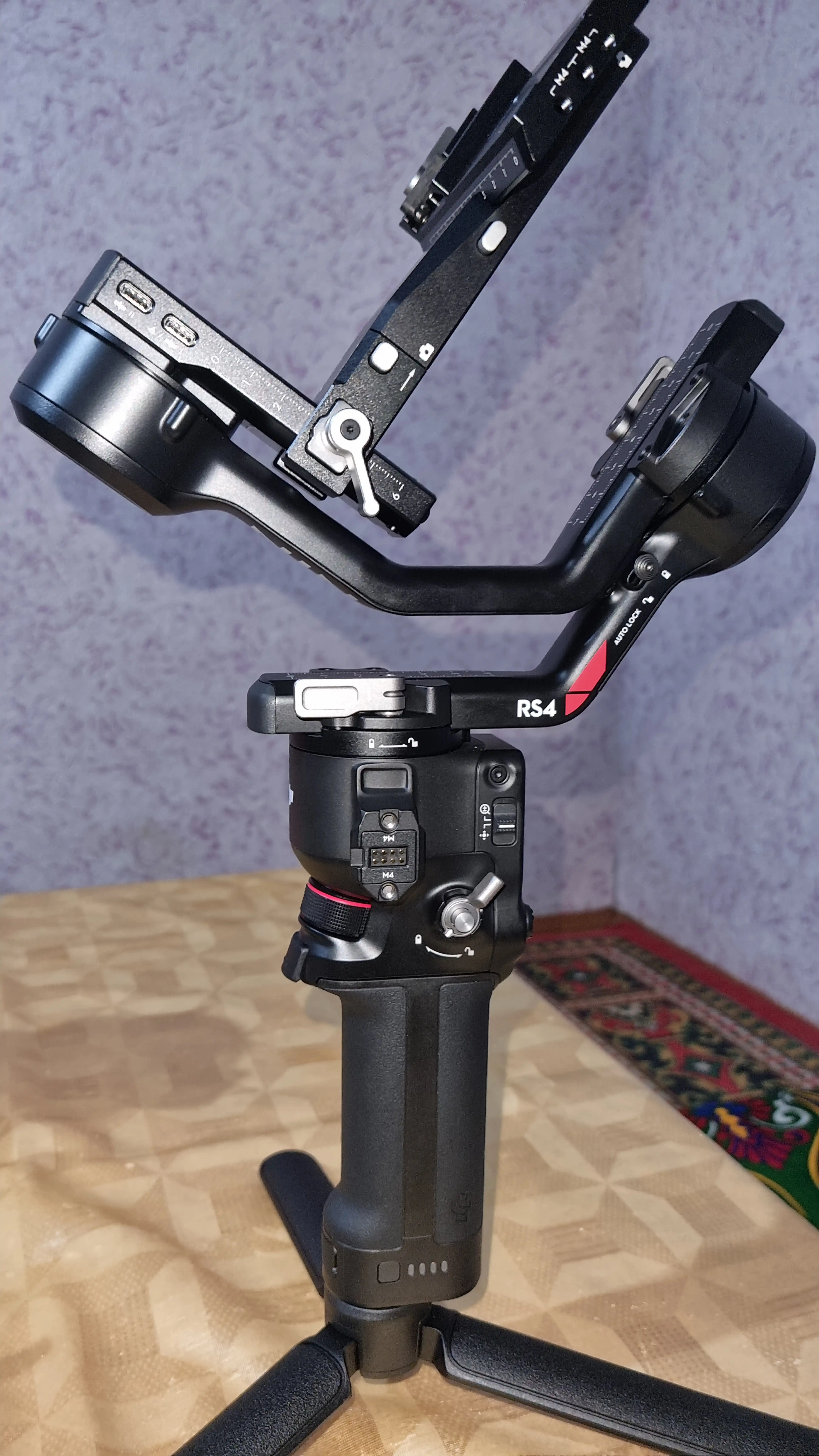 DJI RS 4 — Video va kinoproduktsiya uchun professional 3 o‘qli gimball stabilizatori
