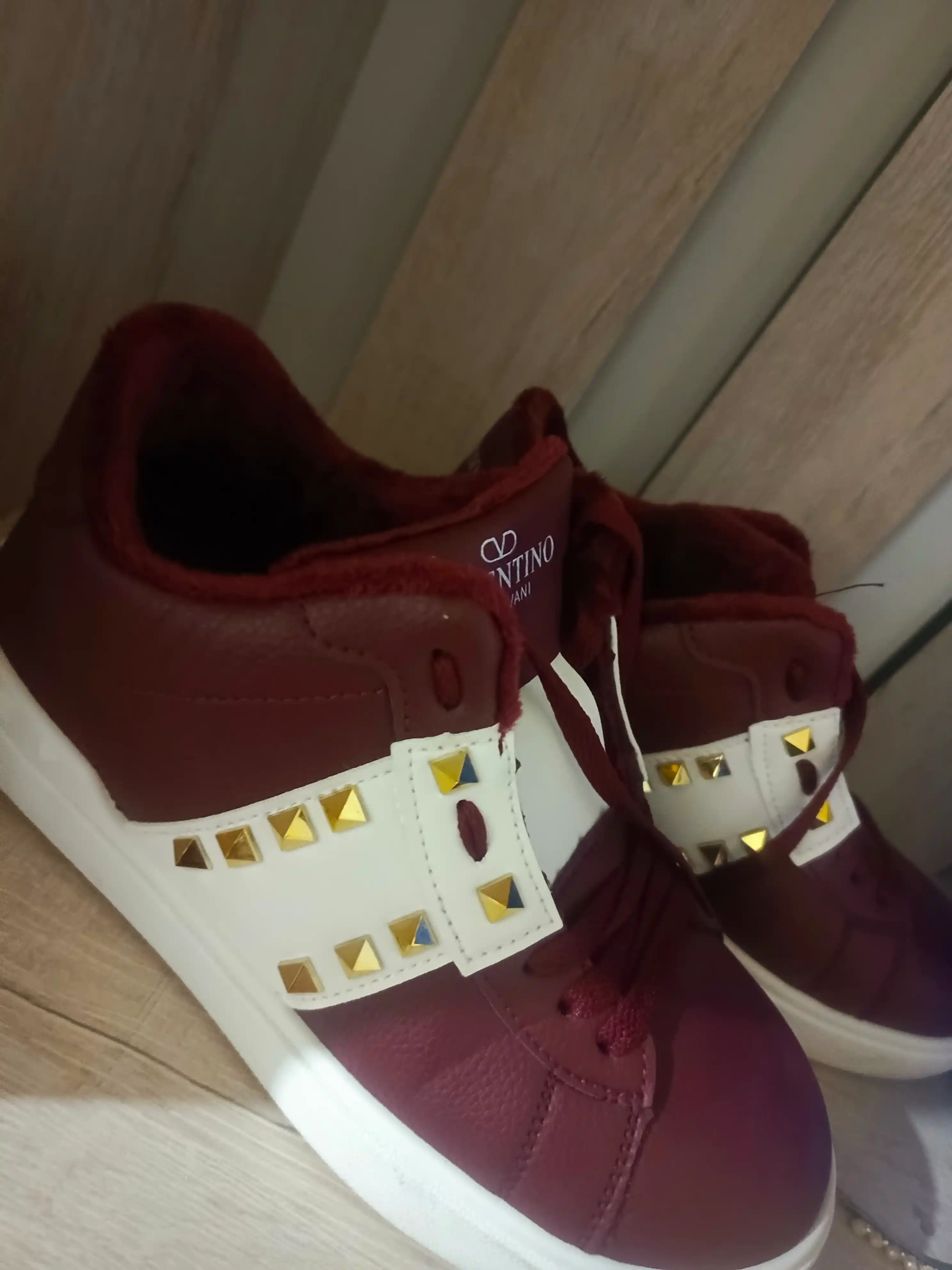 Valentino Garavani Valentino ayollar krossovkasi, kuz va qish uchun soch turmagi bilan.  36-41.