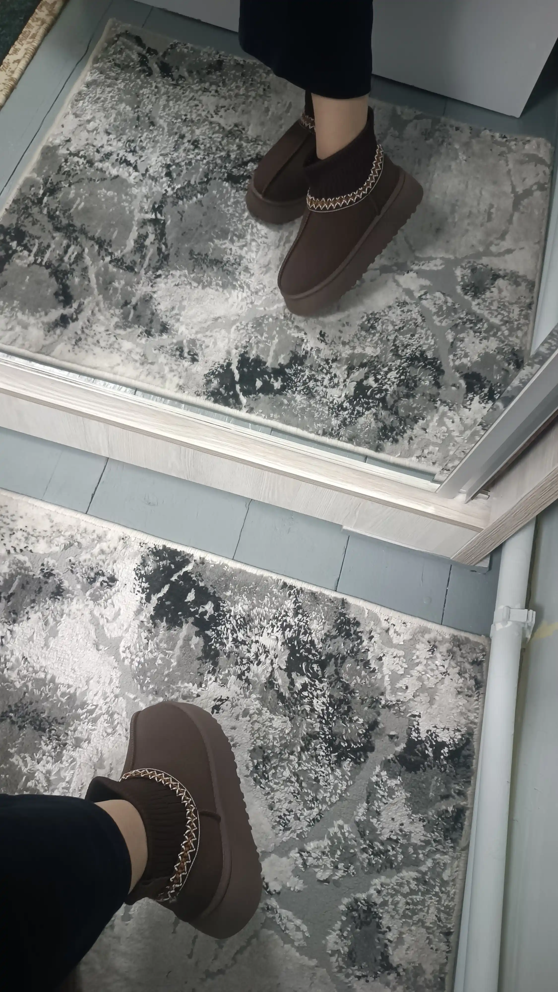 Ayol va qizlar uchun issiq. Uggi poyabzal bir o‘lcham kichik keladi