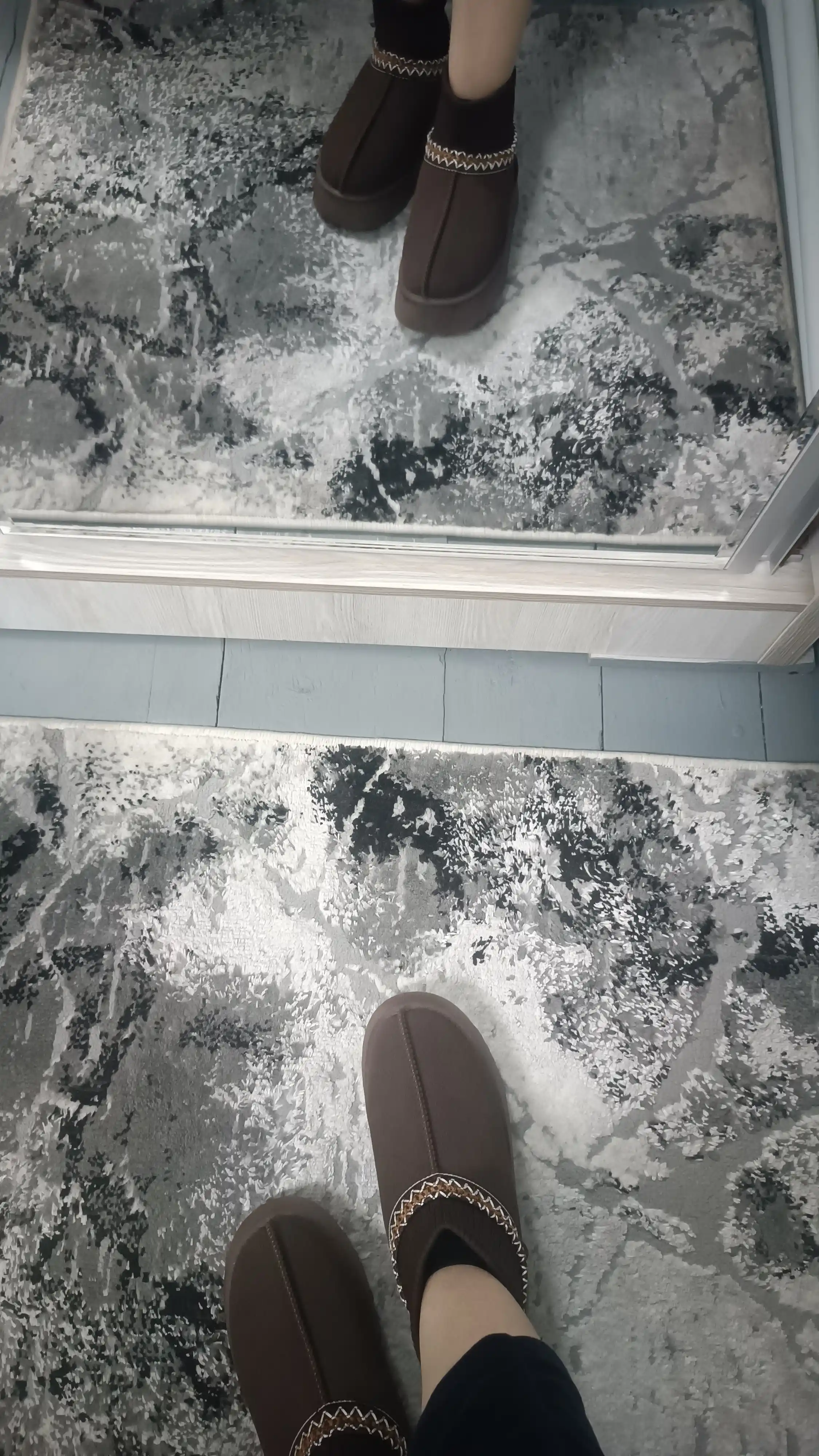 Ayol va qizlar uchun issiq. Uggi poyabzal bir o‘lcham kichik keladi