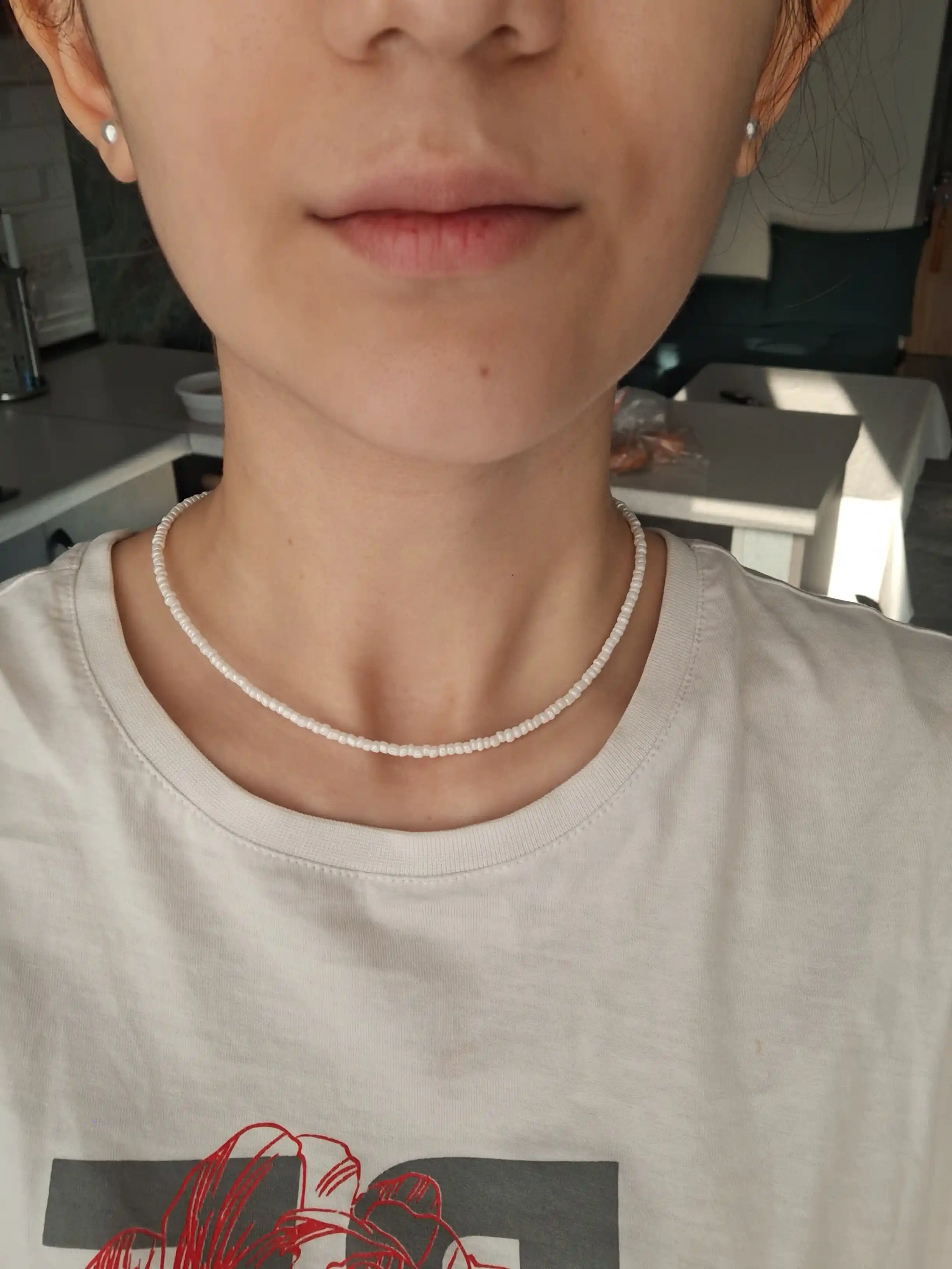 Ayollar uchun choker zanjiri, oq munchoqlardan yasalgan
