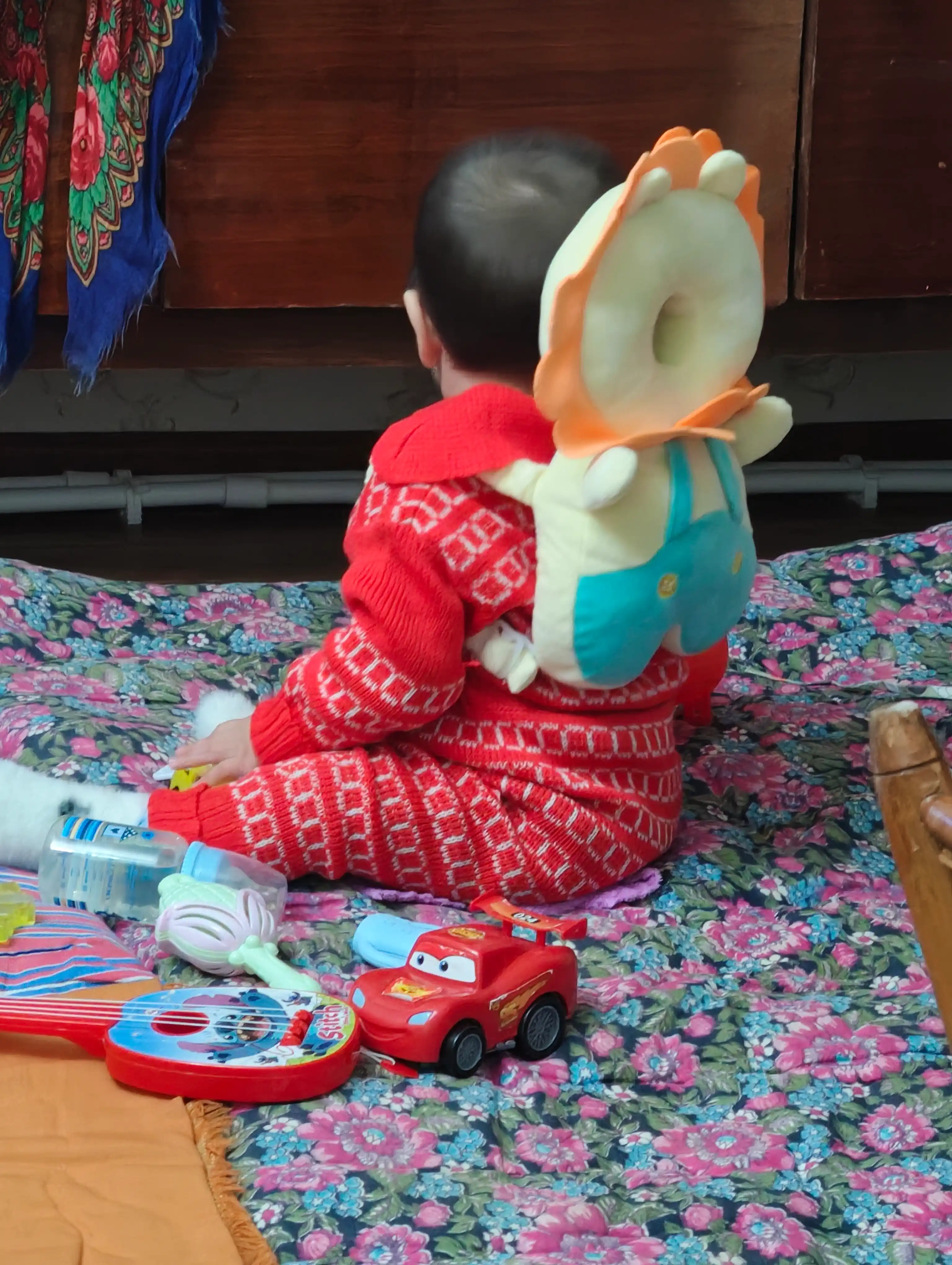 Bolaning boshini himoya qiluvchi va yiqilishining oldini oluvchi yostiq-ryukzak
