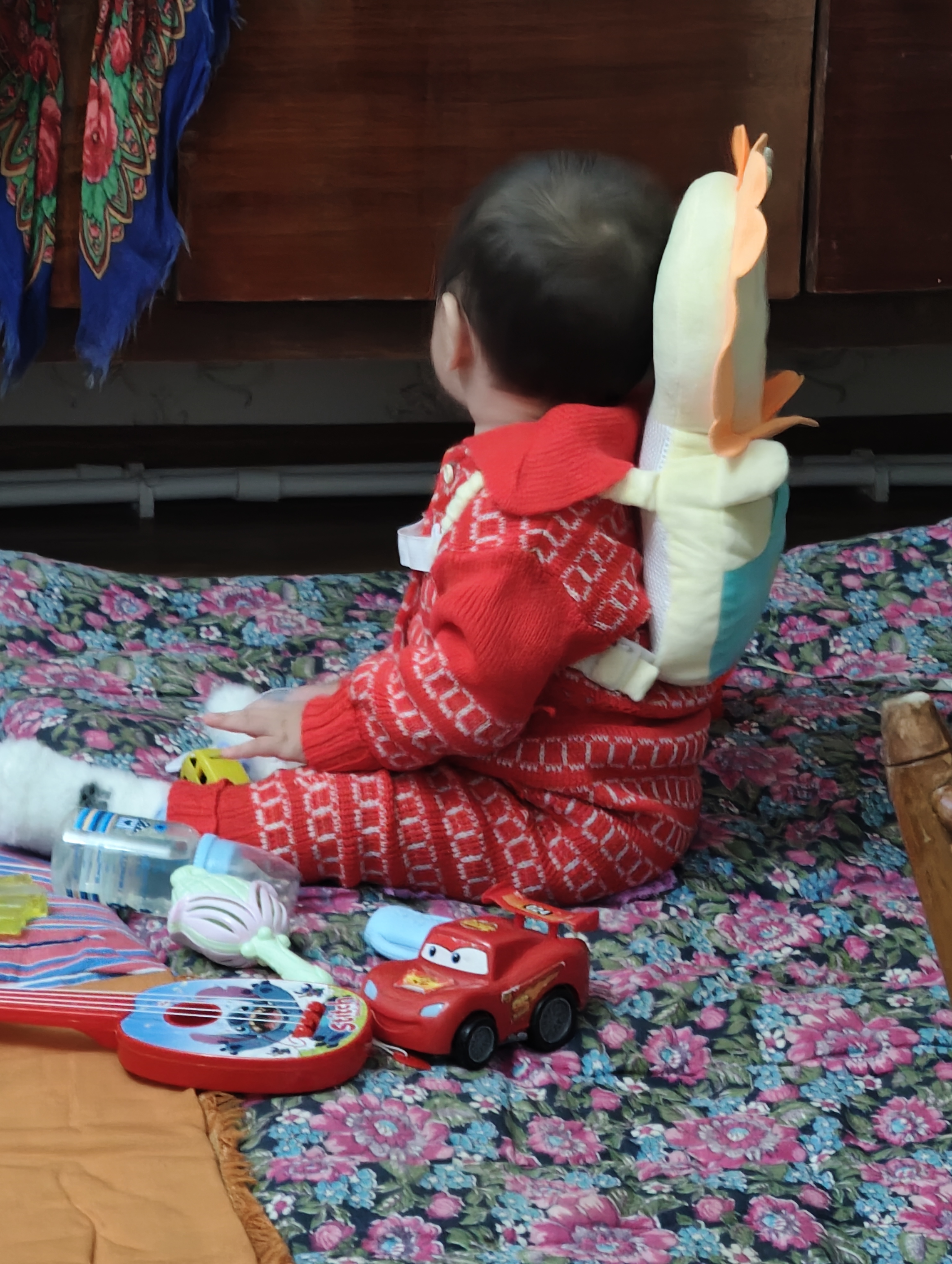 Bolaning boshini himoya qiluvchi va yiqilishining oldini oluvchi yostiq-ryukzak
