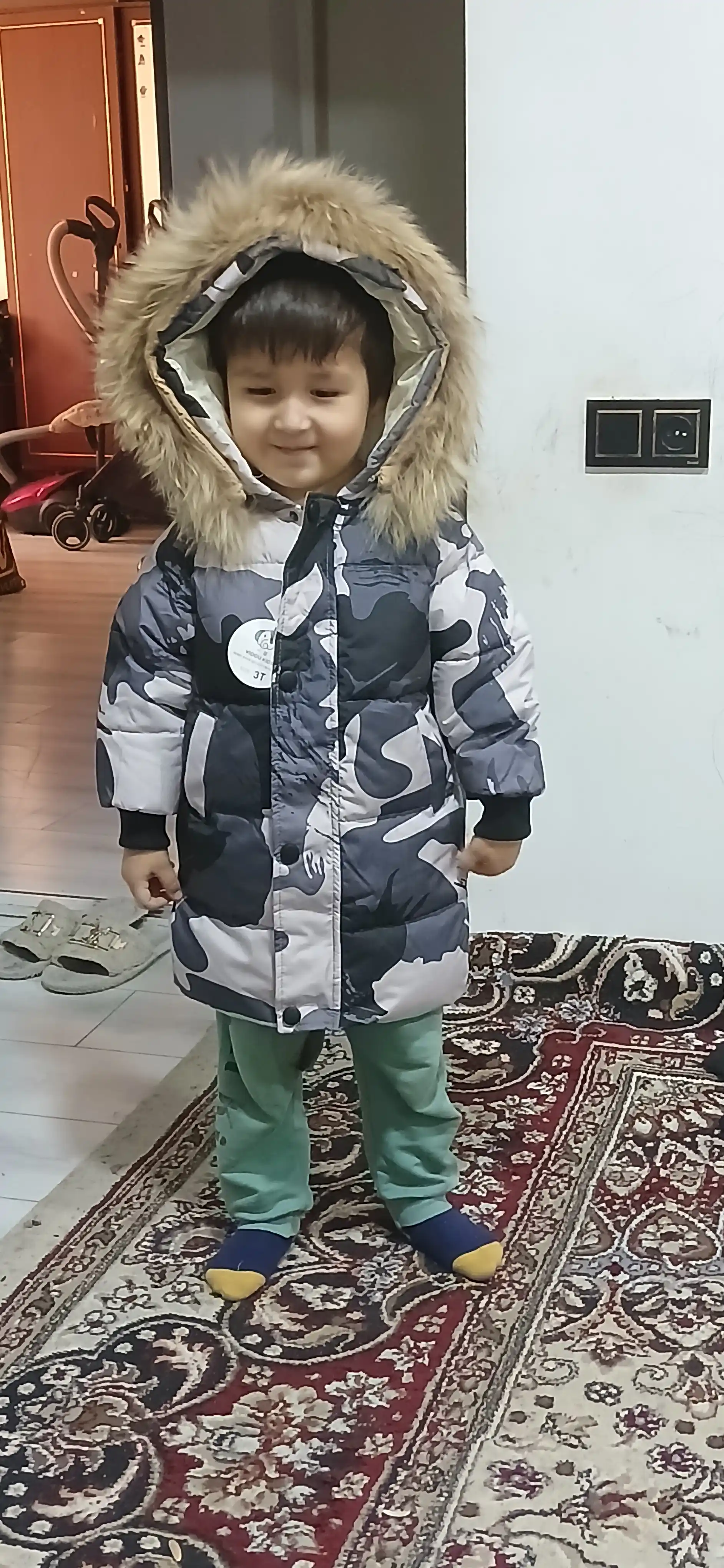 Bolalar uchun mo‘ynali qishki kurtka — issiq, yumshoq va qulay