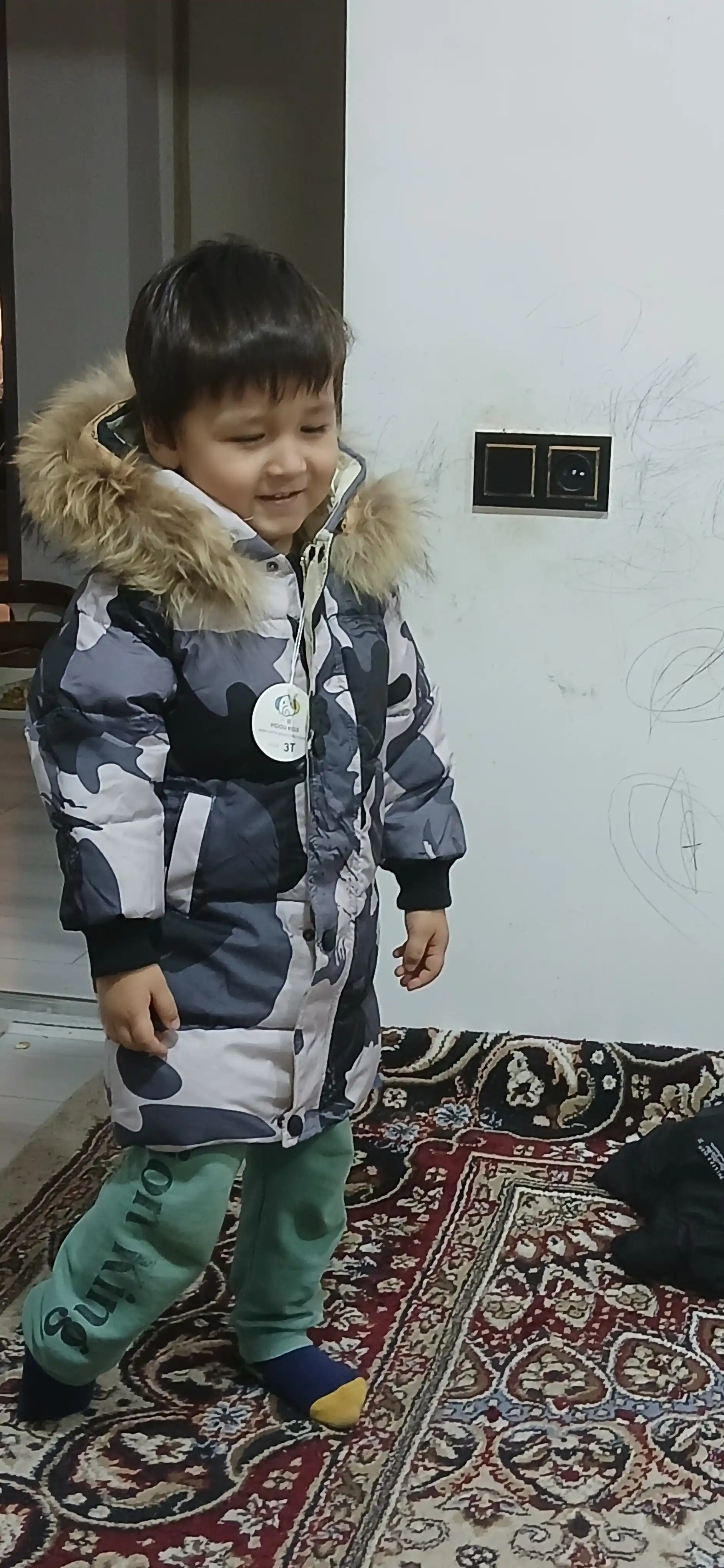 Bolalar uchun mo‘ynali qishki kurtka — issiq, yumshoq va qulay