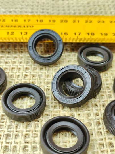 Salnik UKS, 15mm val uchun, TC manjet o‘zaklangan, NBR