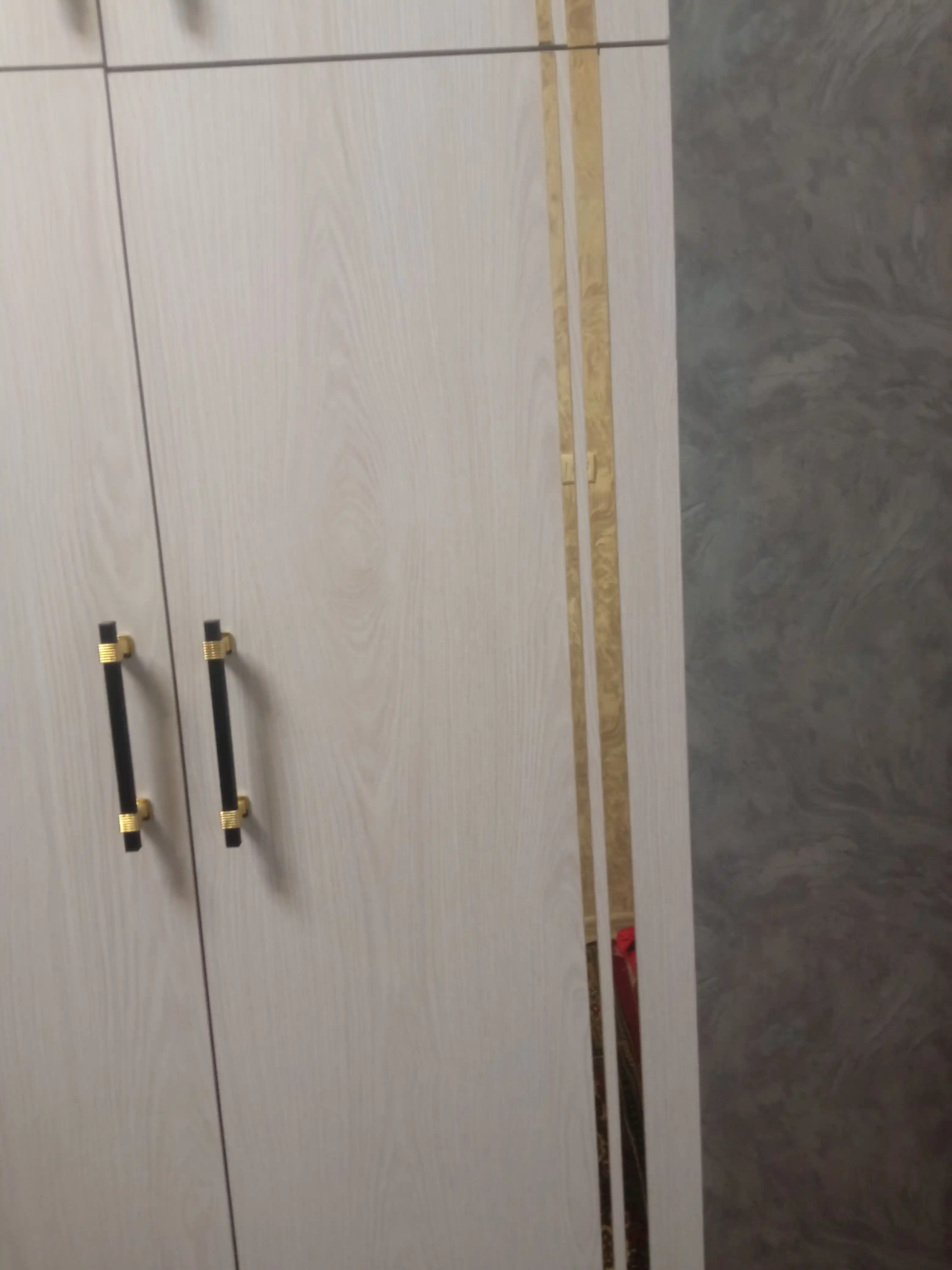 Tilla rangli o‘zi yopishuvchi dekorativ plyonka – mebel, devor, eshik uchun