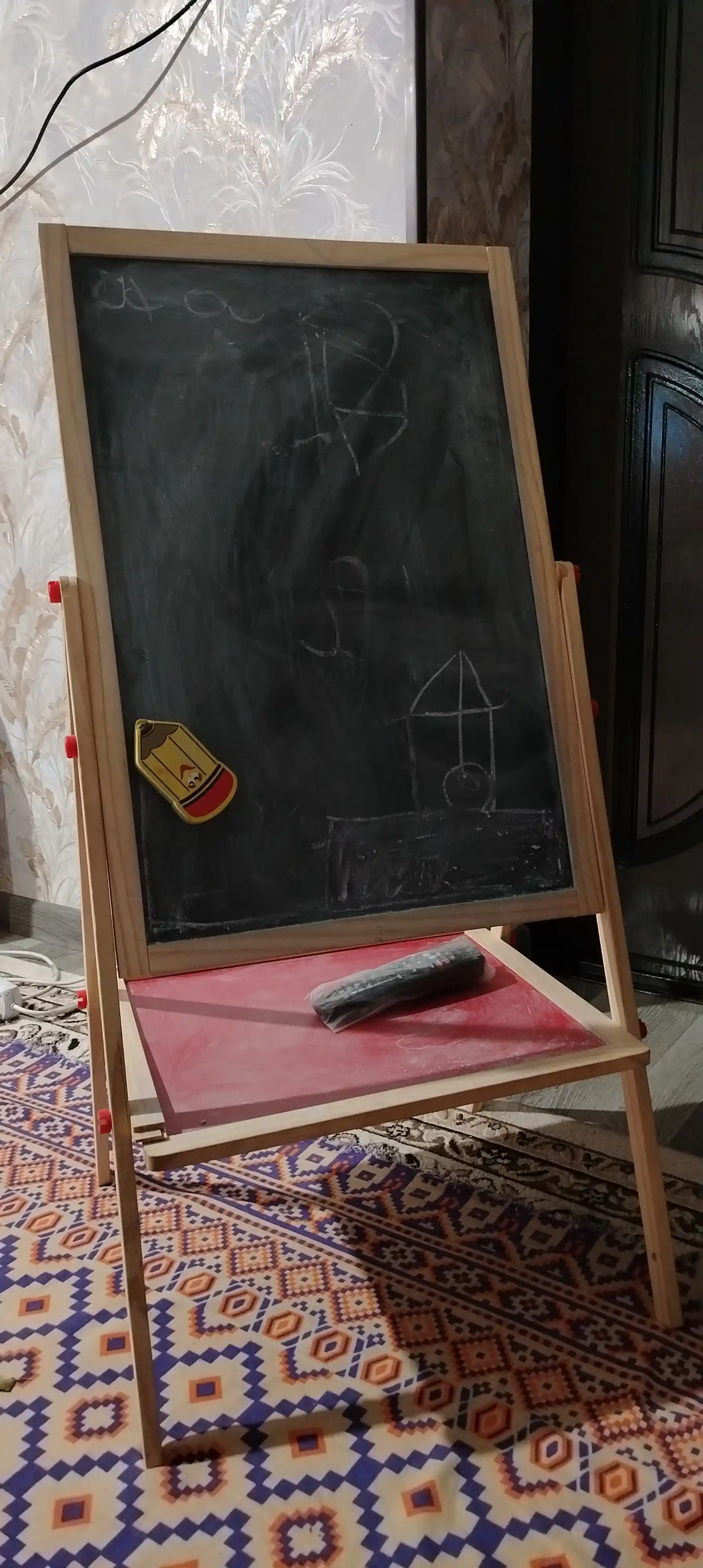 Bolalar molberti, bo'r va marker bilan, chizish uchun magnit doska