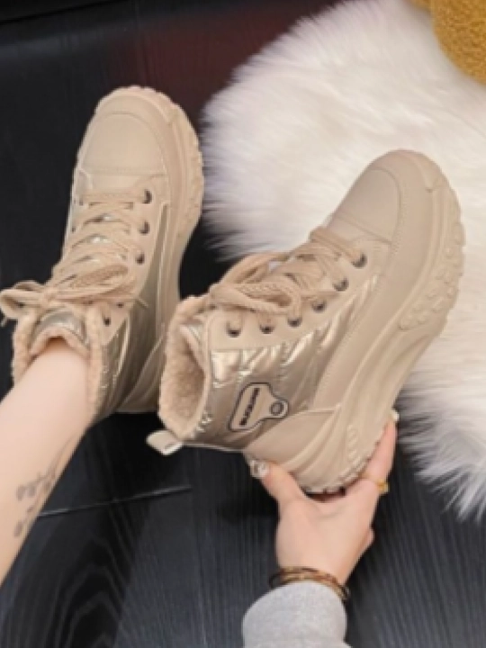 Ayollar krossovkasi, qishki, mo‘ynali, platformada, 1 o‘lchamga kichik o‘lchamda