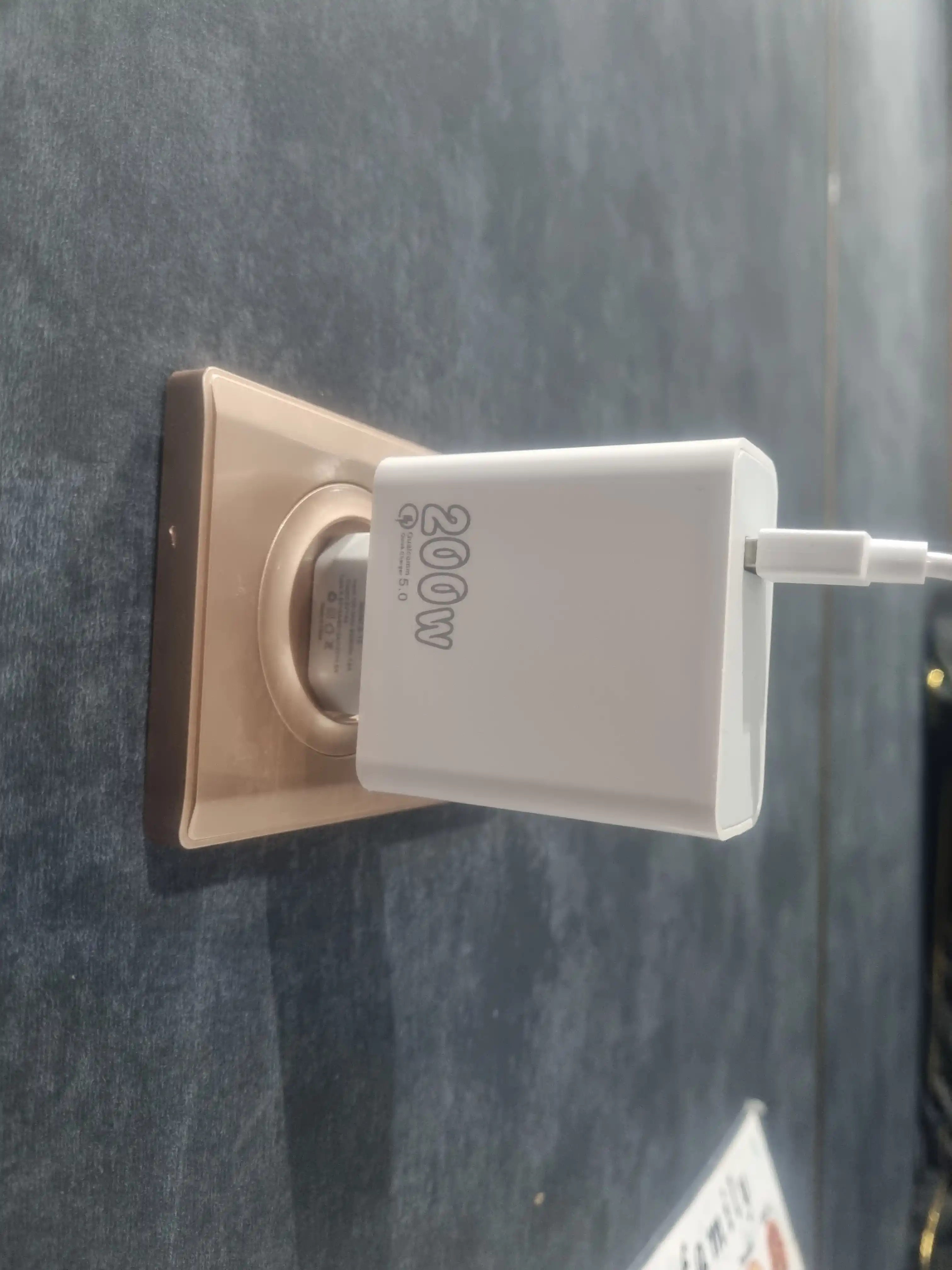 USB Type-C kabeli bilan 200 Vt tez quvvatlash adapteri