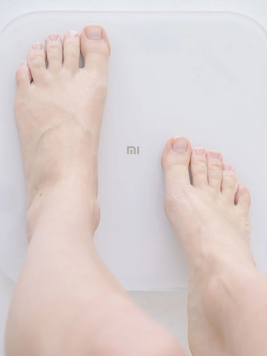 Xiaomi Mi Body Scale S400 aqlli pol tarozisi, tananing 25 ta parametrini tahlil qiladi