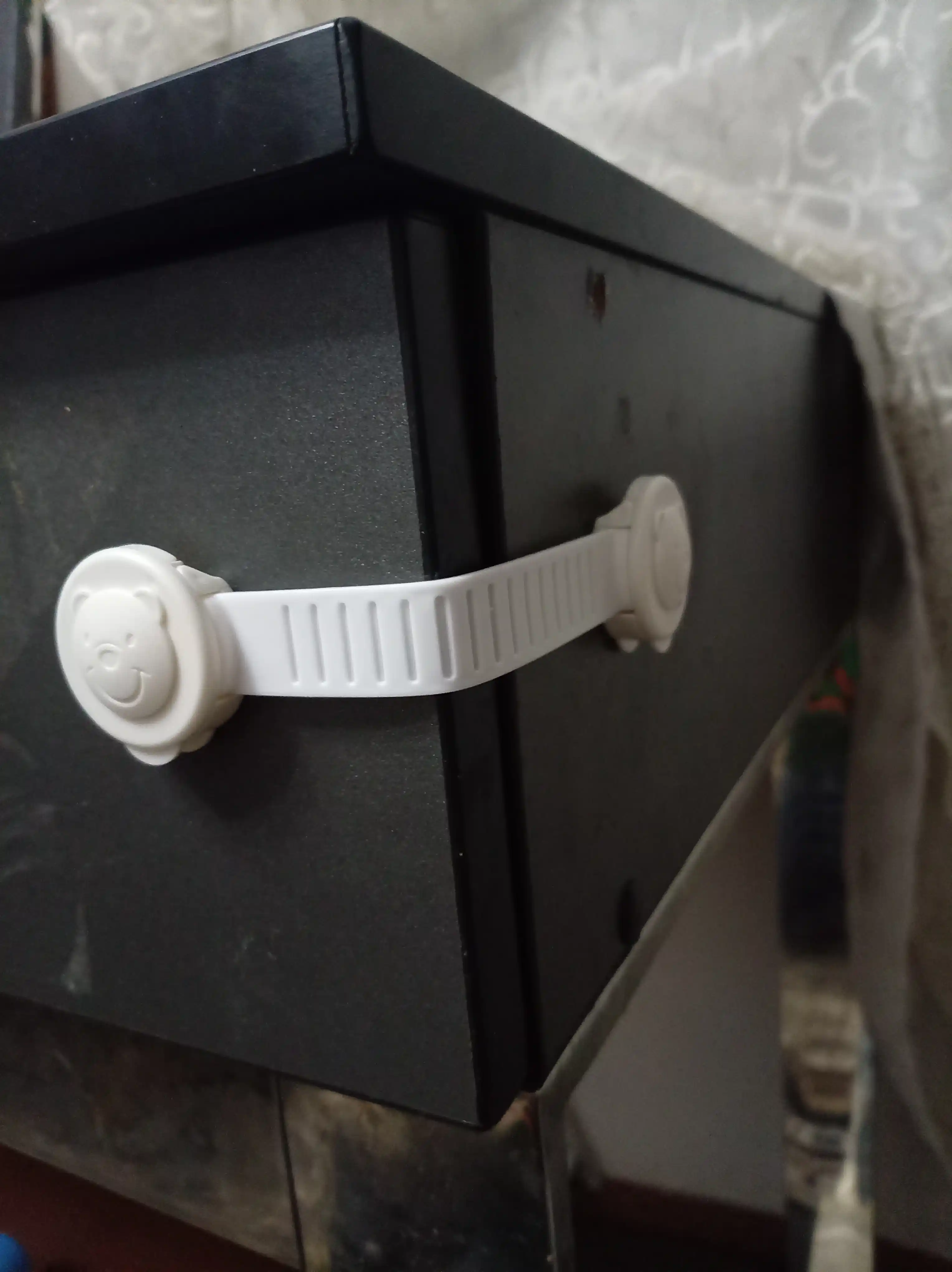 Mebel eshiklari va tortmalari uchun blokirator, bolalar uchun