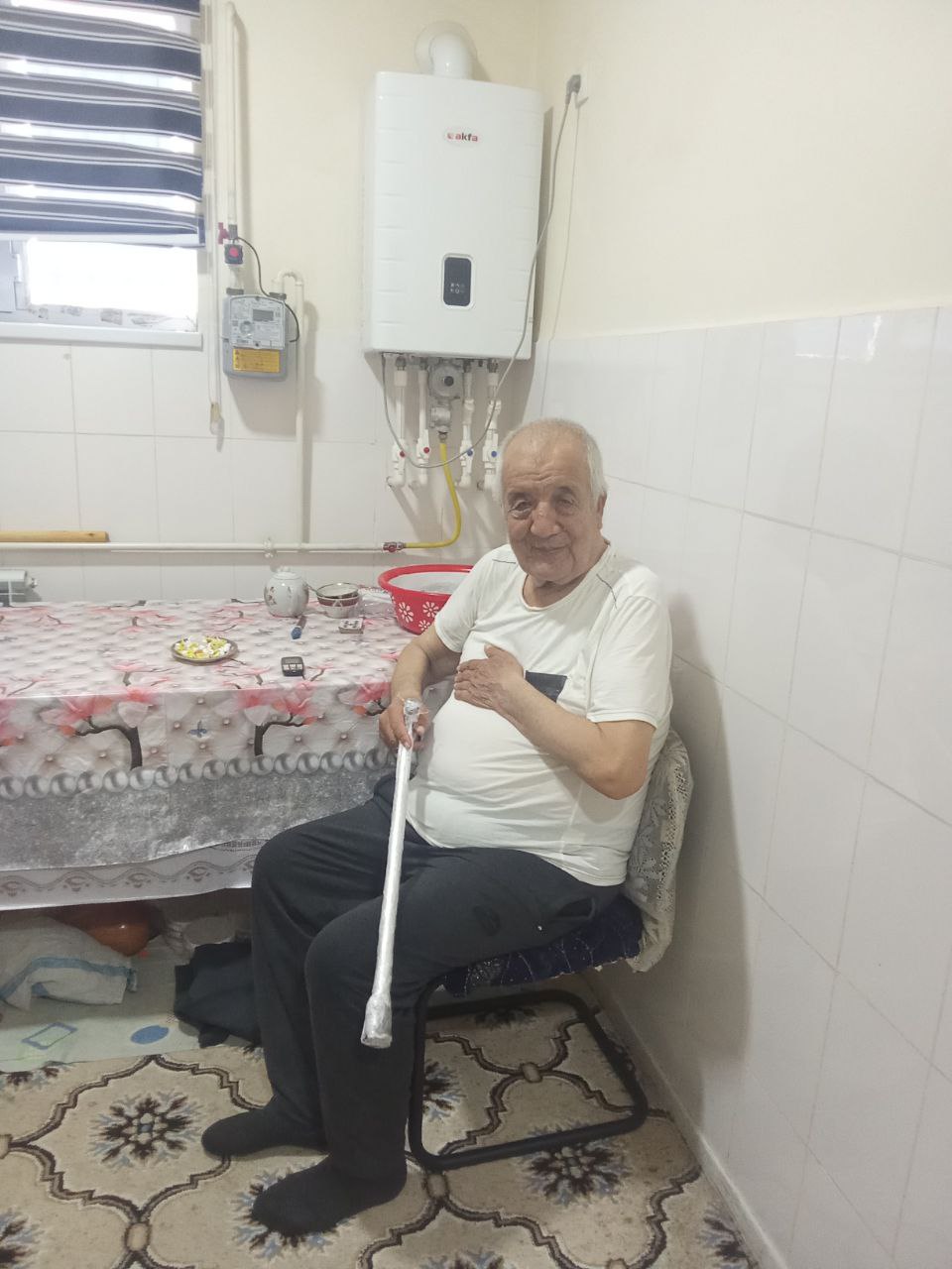 Balandligi sozlanaladigan sirpanmaydigan yurish uchun hassa (xassa, xacca) led yoritgichli