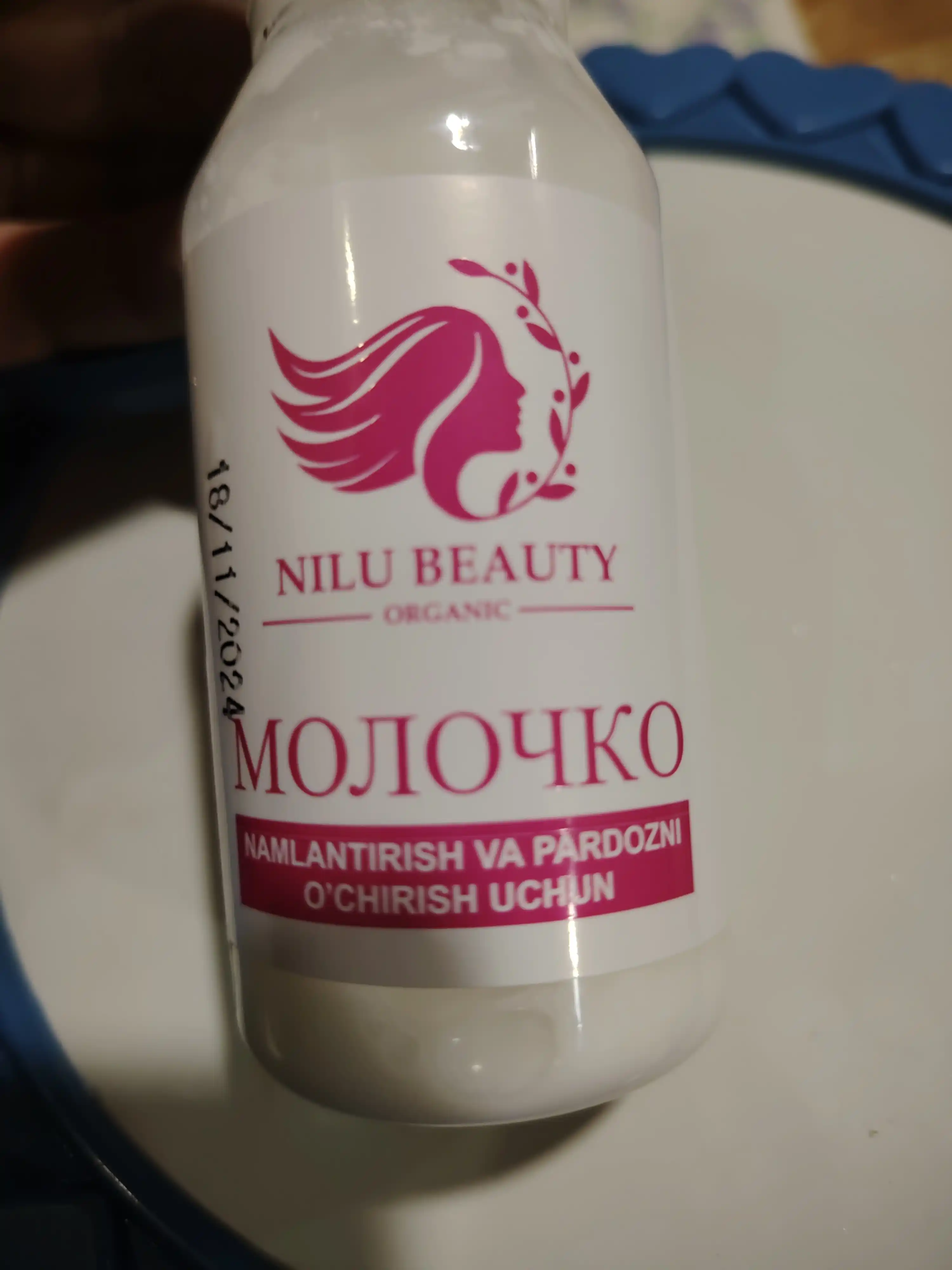 Yengil makiyajni olib tashlash va yuzni namlantirish uchun tabiiy kosmetik molochko