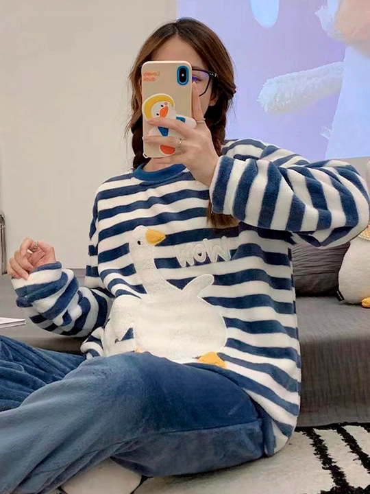 Ayollar momiq pijamasi