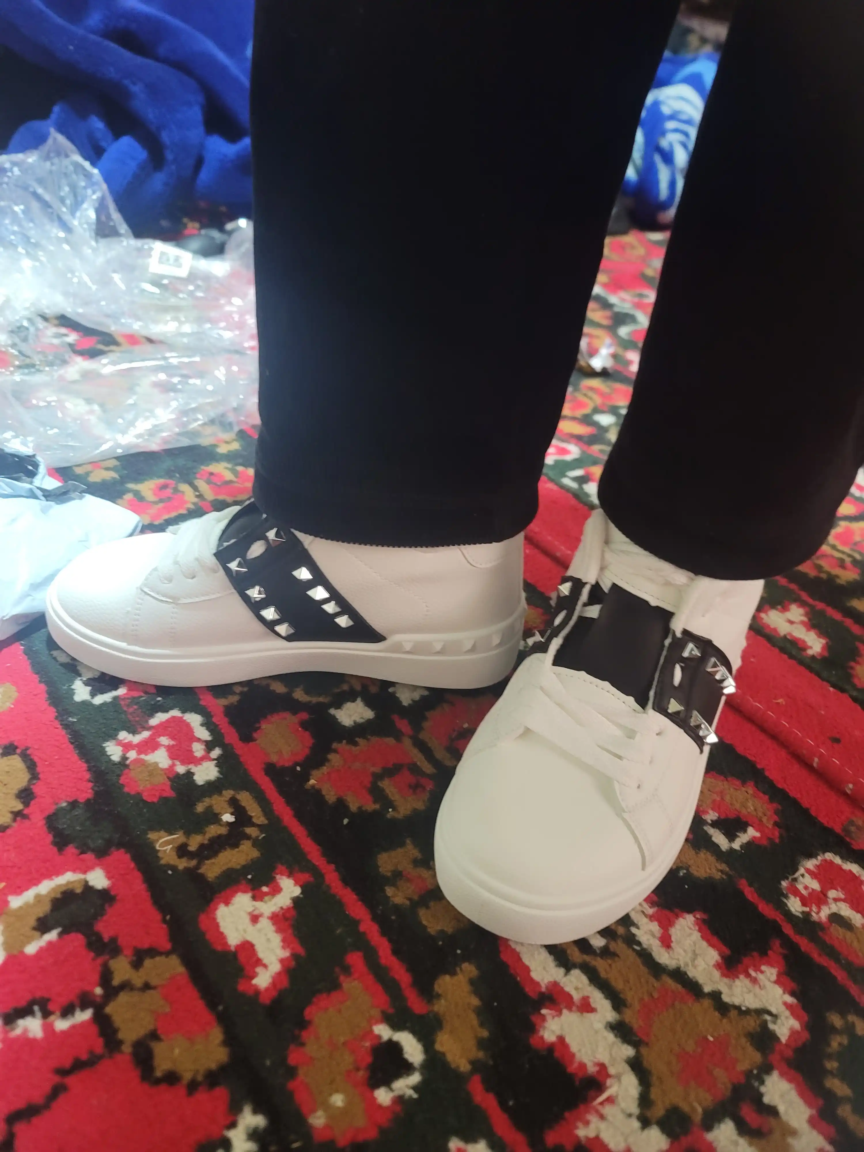 Valentino Garavani Valentino ayollar krossovkasi, kuz va qish uchun soch turmagi bilan.  36-41.