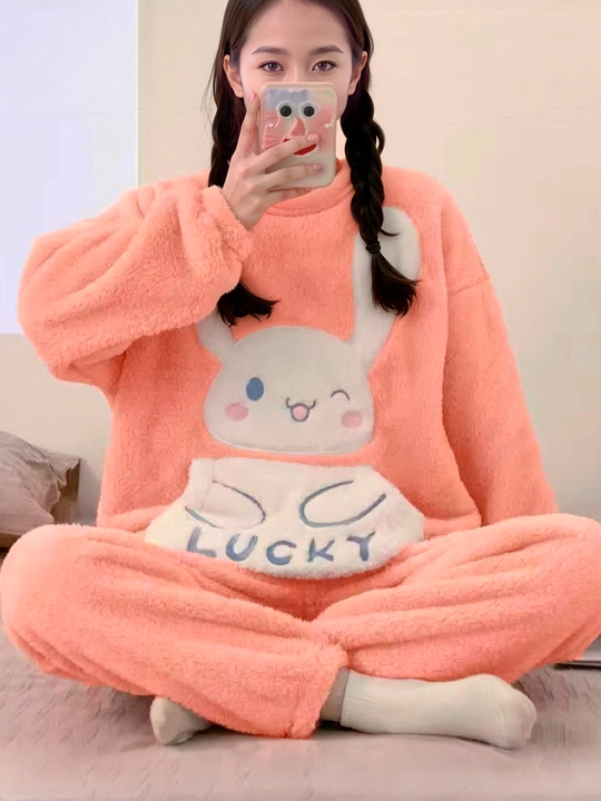 Ayollar momiq pijamasi