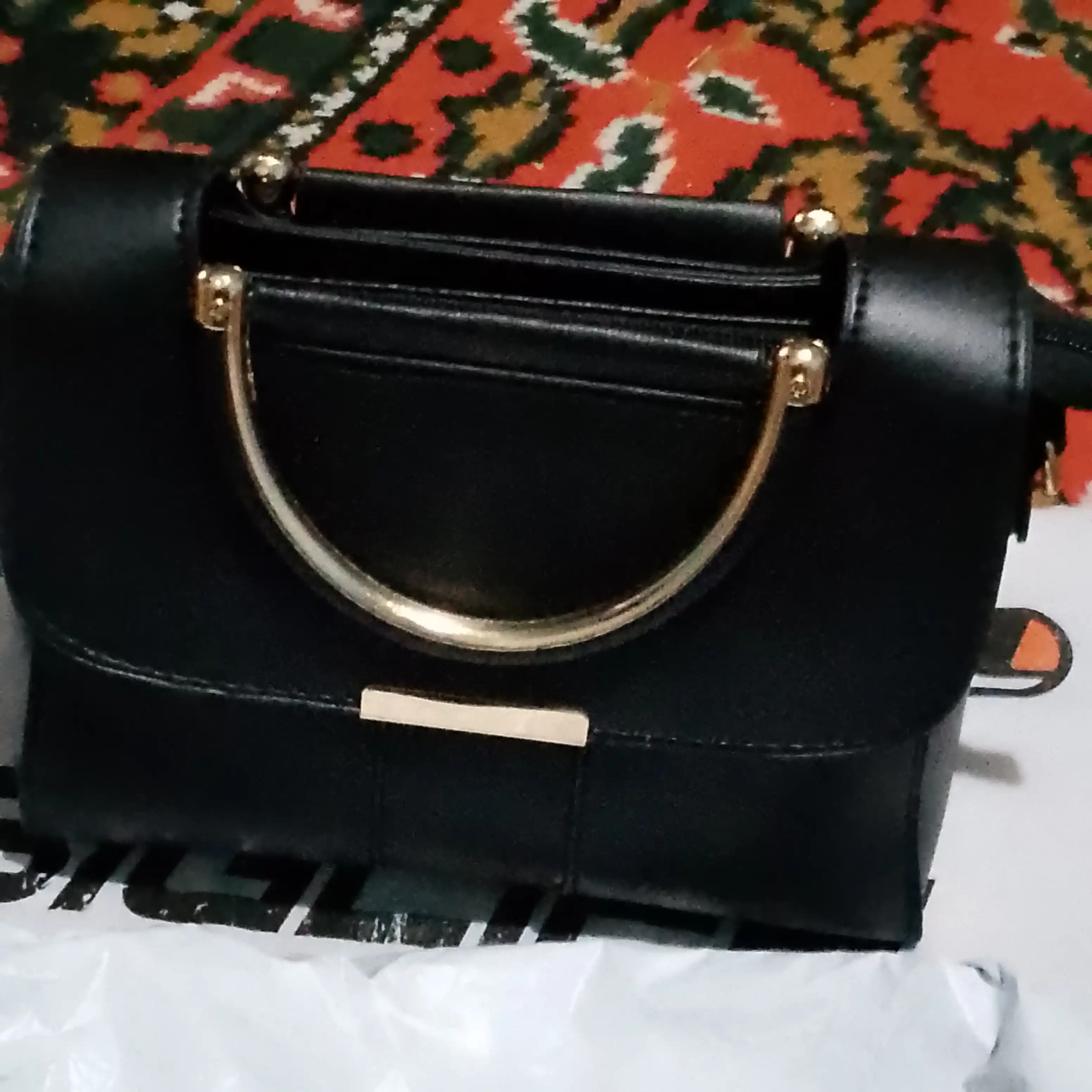 Ayollar moda sumkasi, eko charmdan, yelka orqali (klassik model)