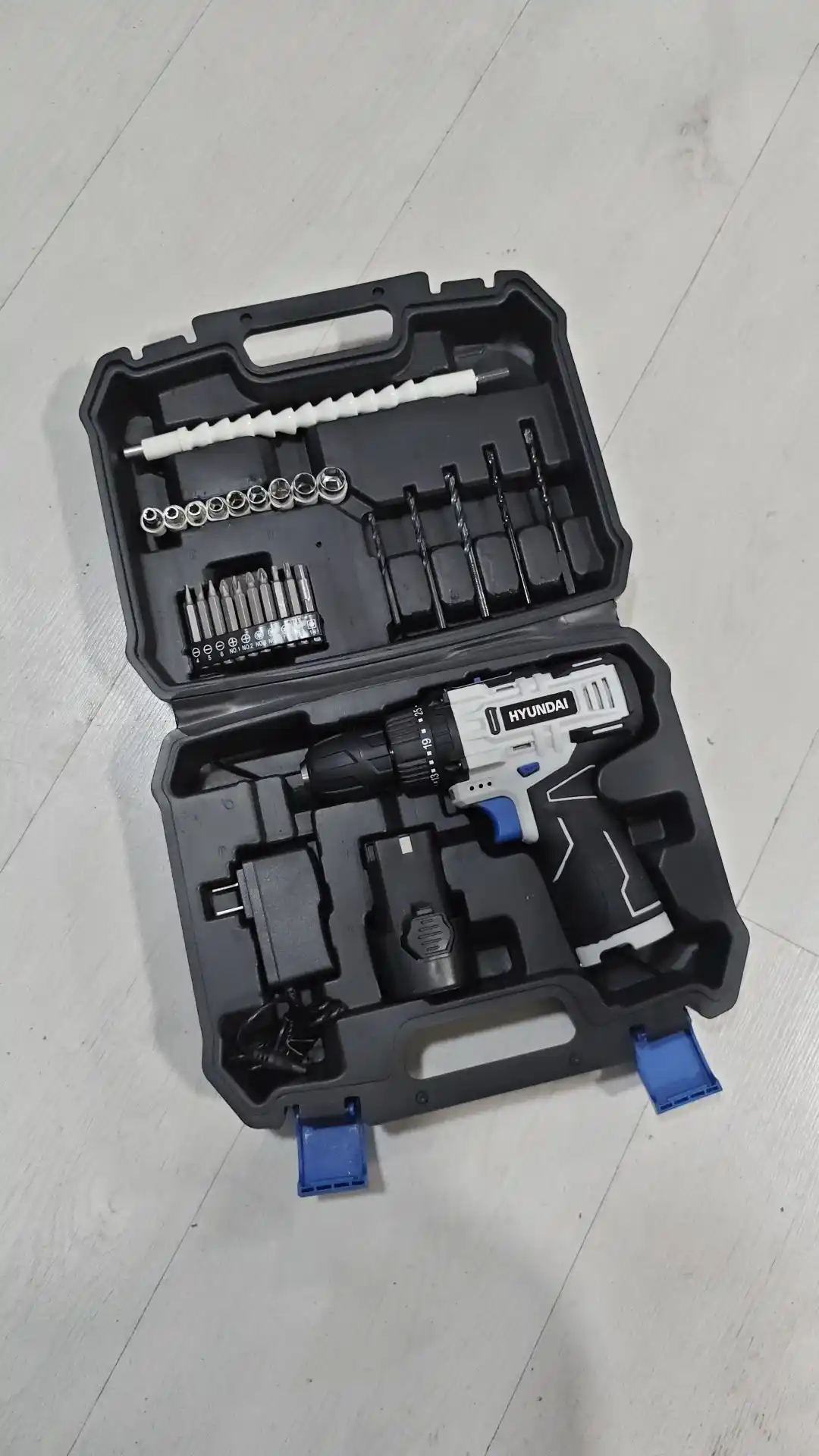 Akkumulyatorlik shurup buragich, 1 ta akkumulyator 12V/21V to'plam 27/55 talik HYUNDAI