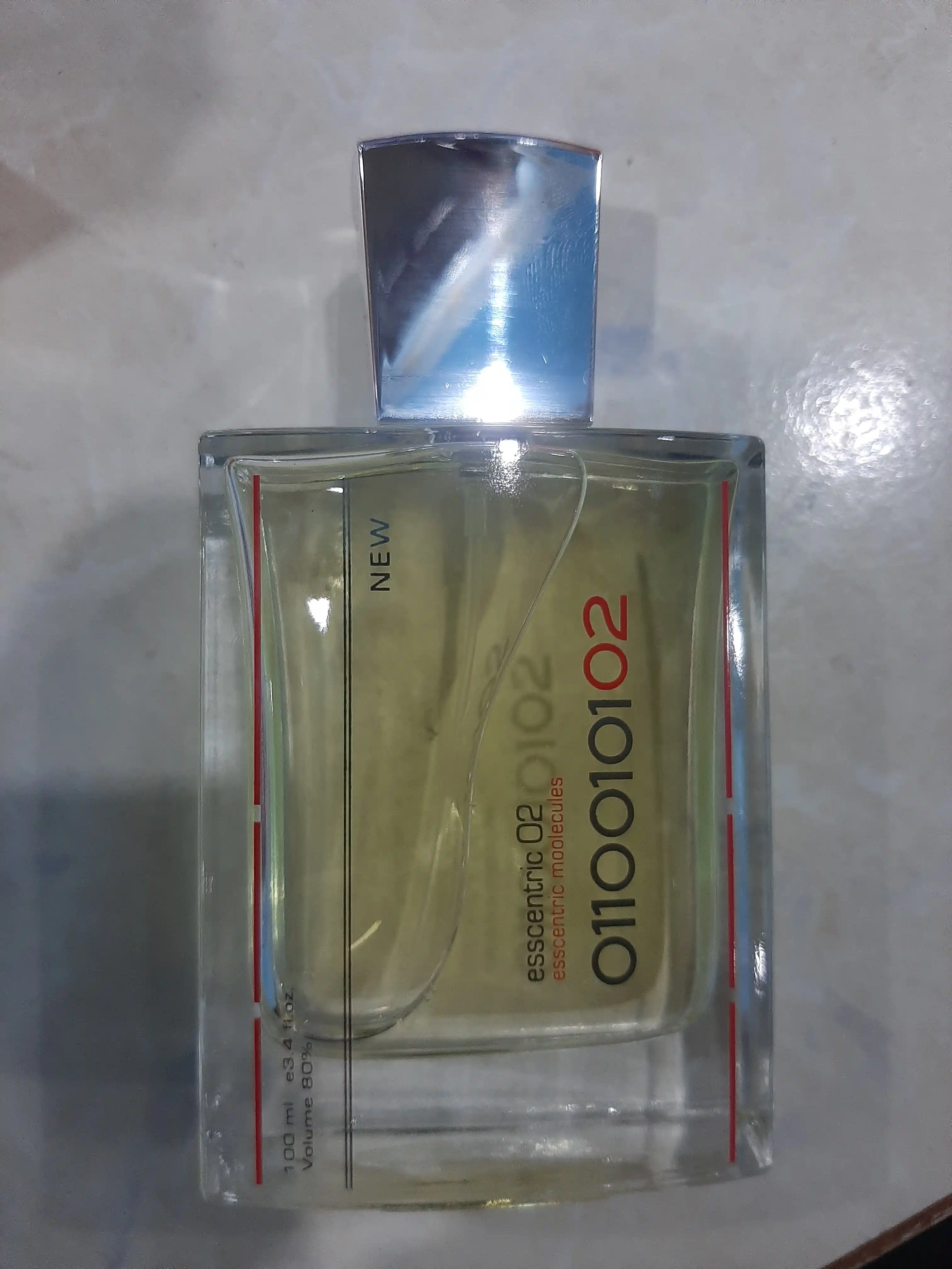 Parfyumlangan suv Essentric molecules 020, 100 ml BAA