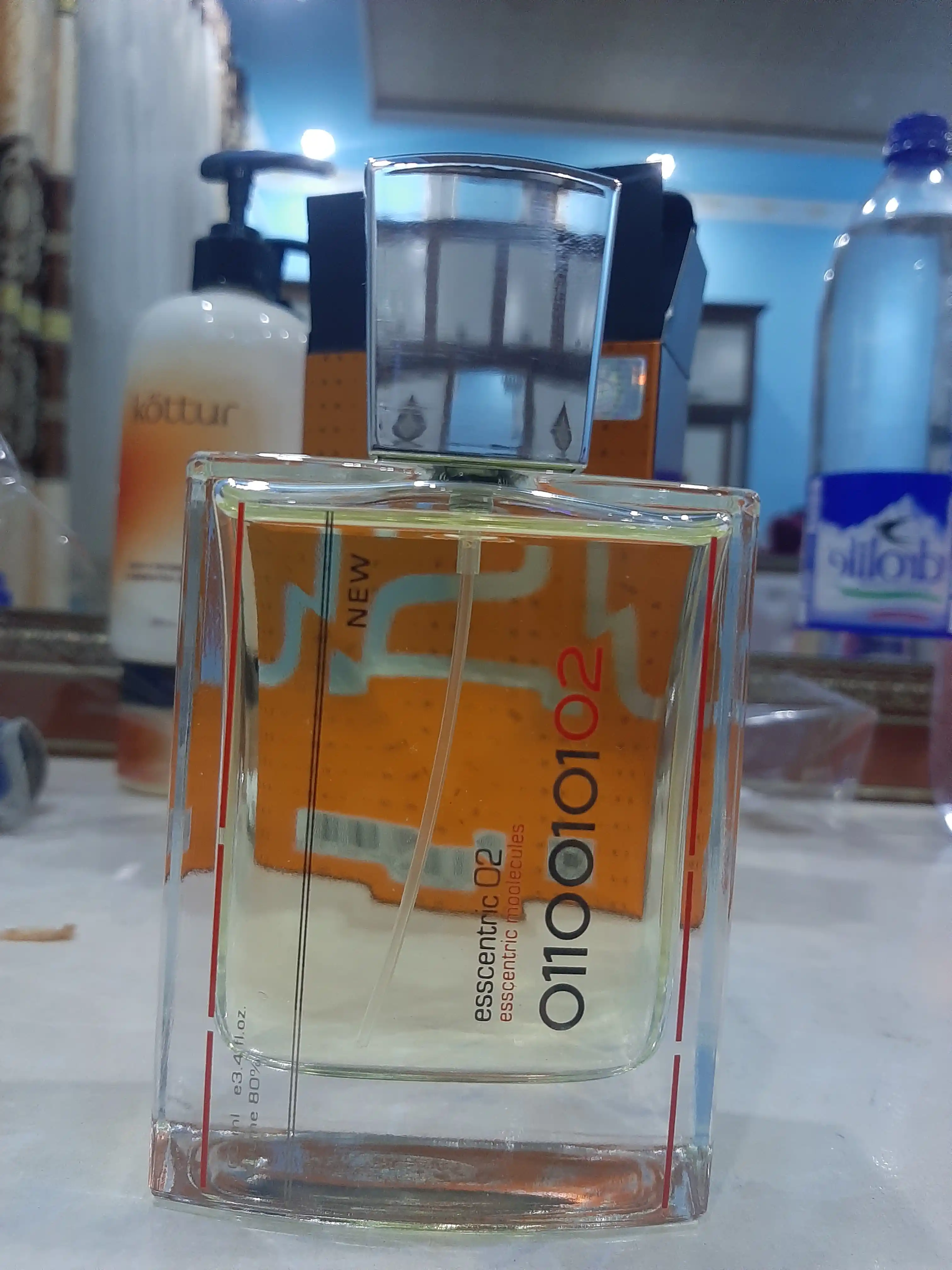 Parfyumlangan suv Essentric molecules 020, 100 ml BAA