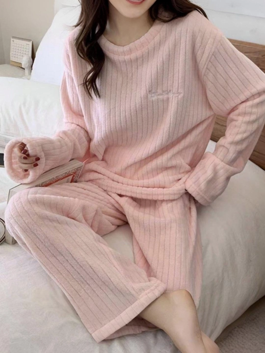 Ayollar uchun yumshoq qishki pijama – issiq, qulay va zamonaviy - 