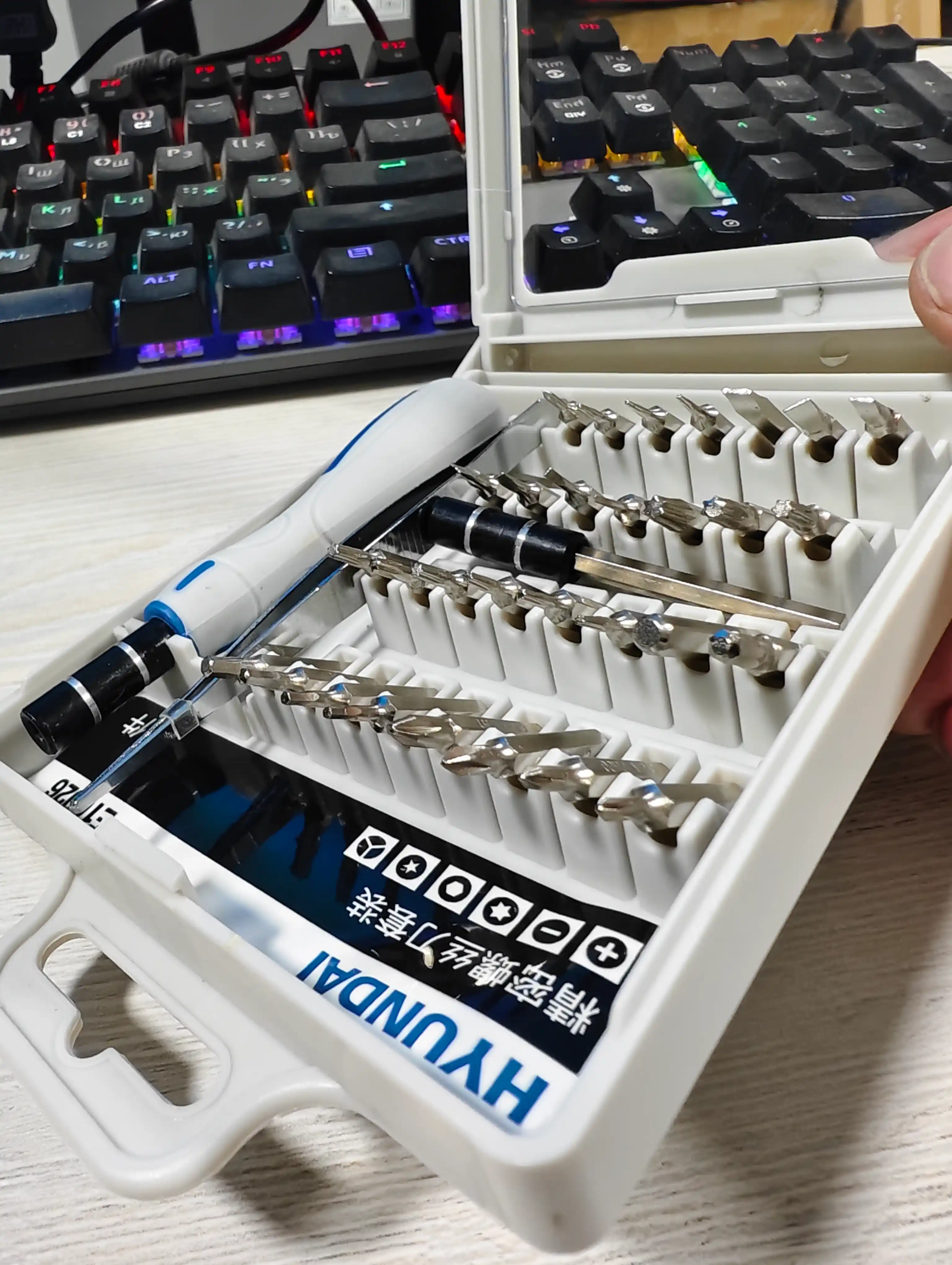 Elektronika uchun 33 ta 1 da  asboblar to‘plami HYUNDAI