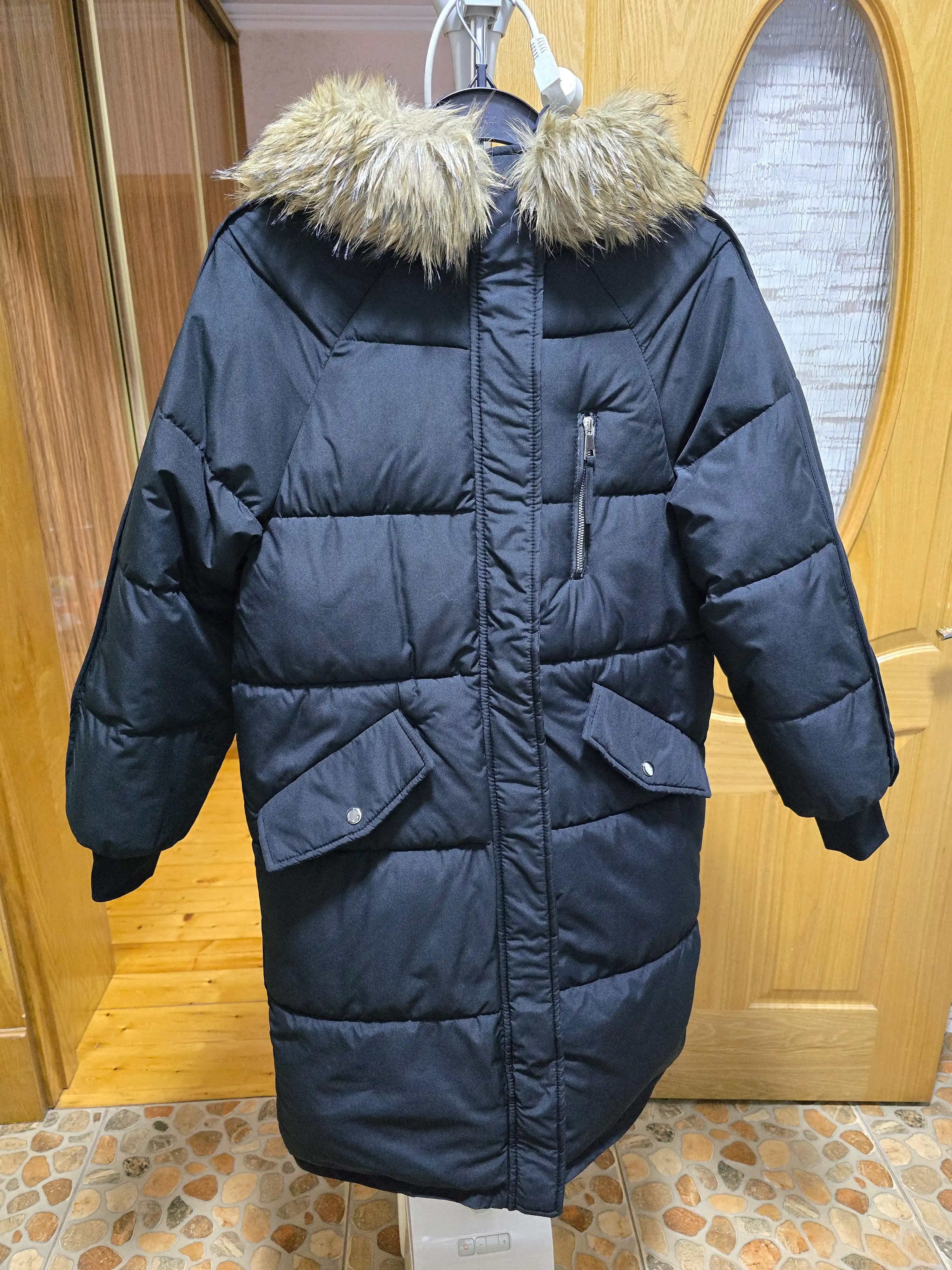 Ayollar uchun qishki parka kurtka mo‘ynali kapyushon bilan