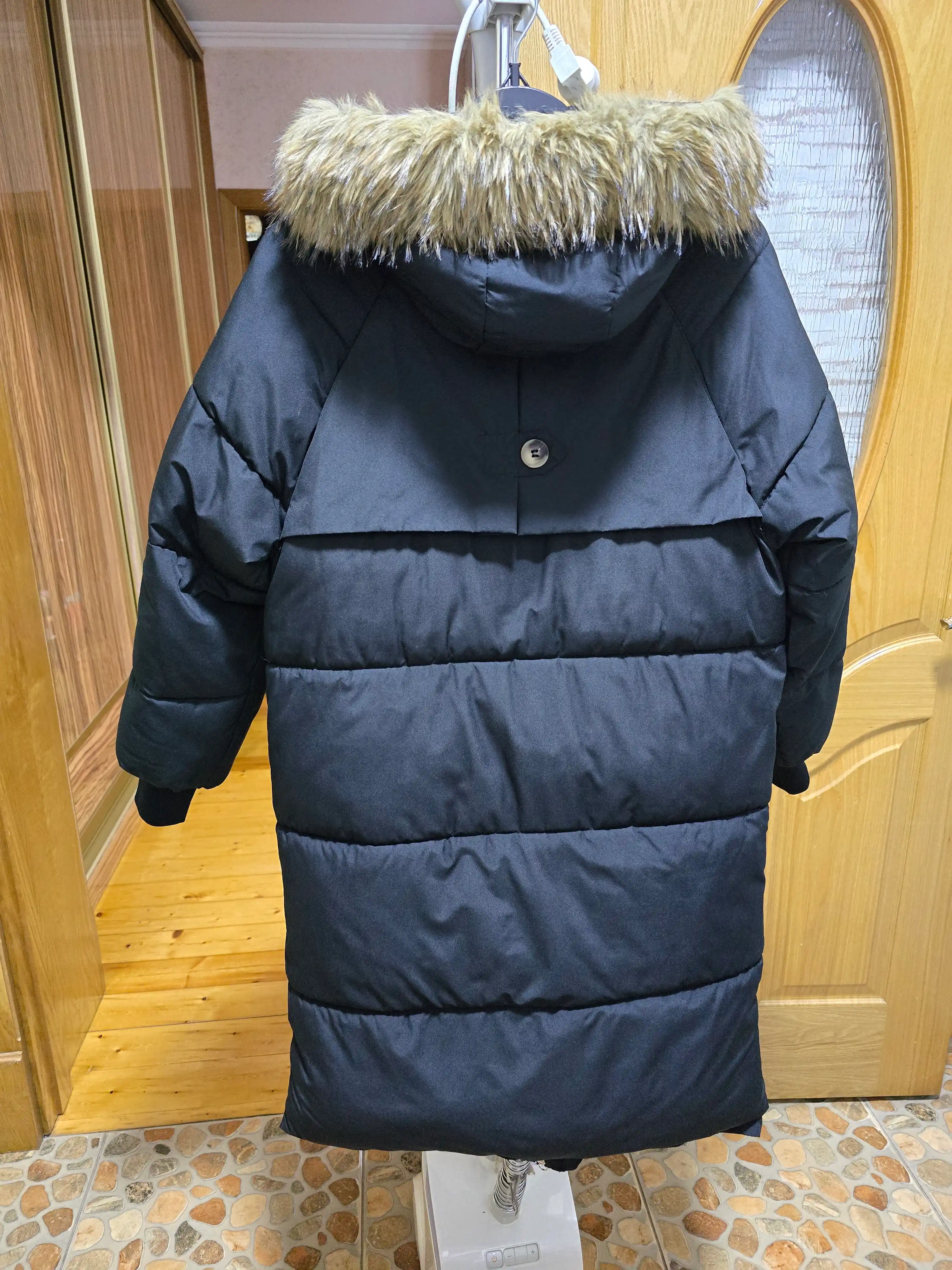 Ayollar uchun qishki parka kurtka mo‘ynali kapyushon bilan