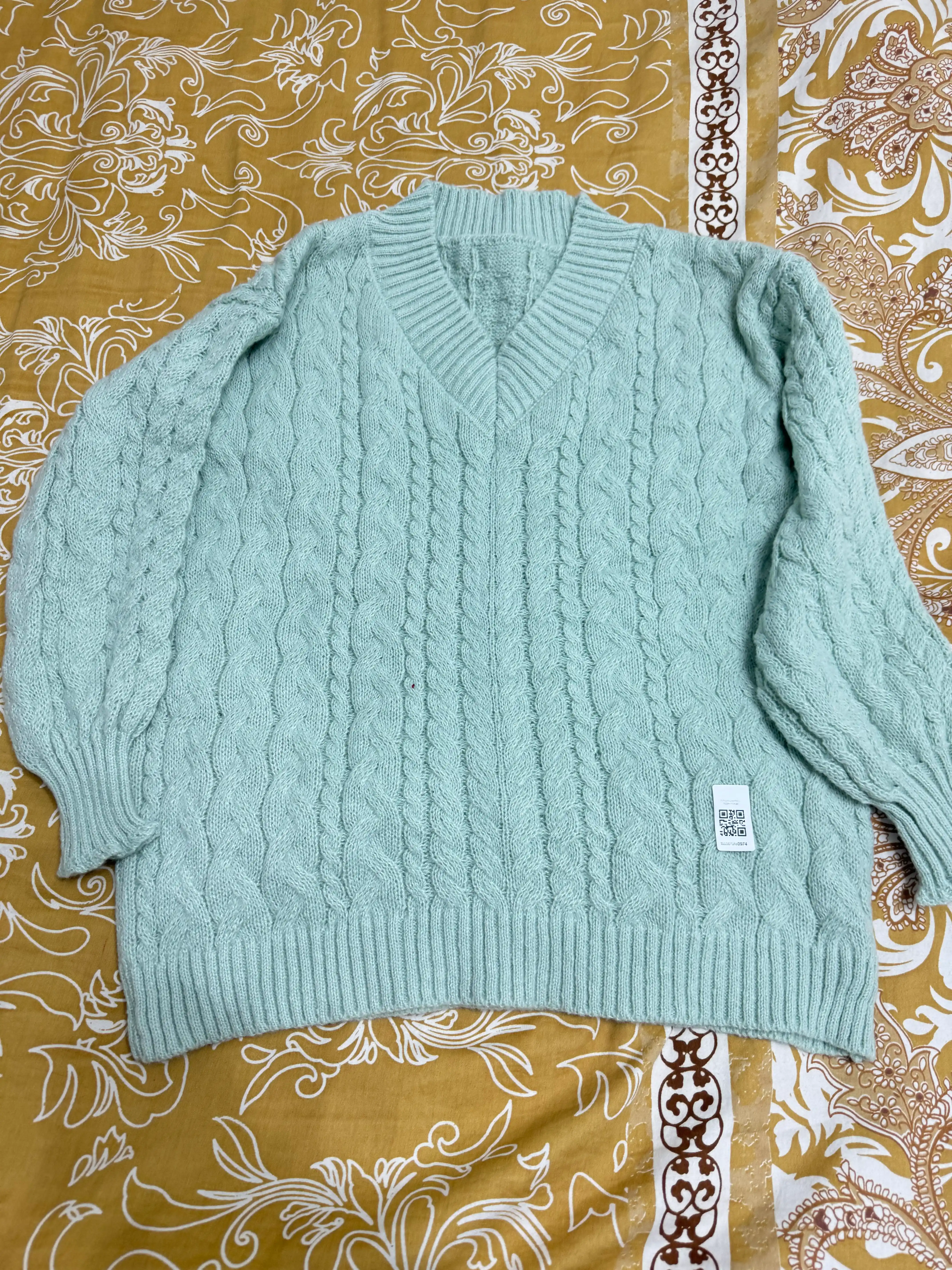 Ayollar oversize sviteri, V shaklli yoqa, naqshli to‘qima 42–46 — ELLY FASHION