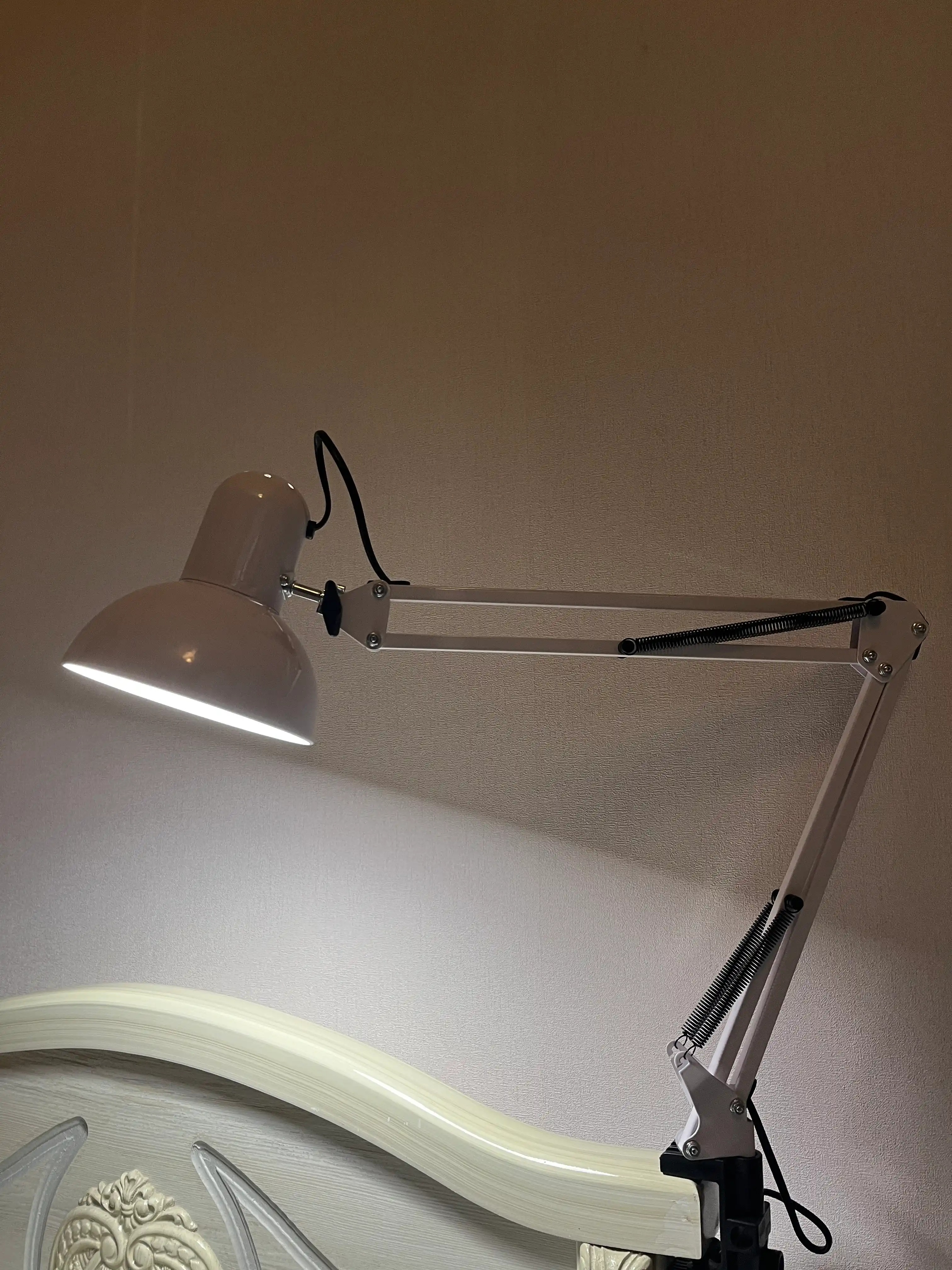 Stol chiroq , metal korpus o'quvchilar uchun svetilnik chiroq qora, oq rang