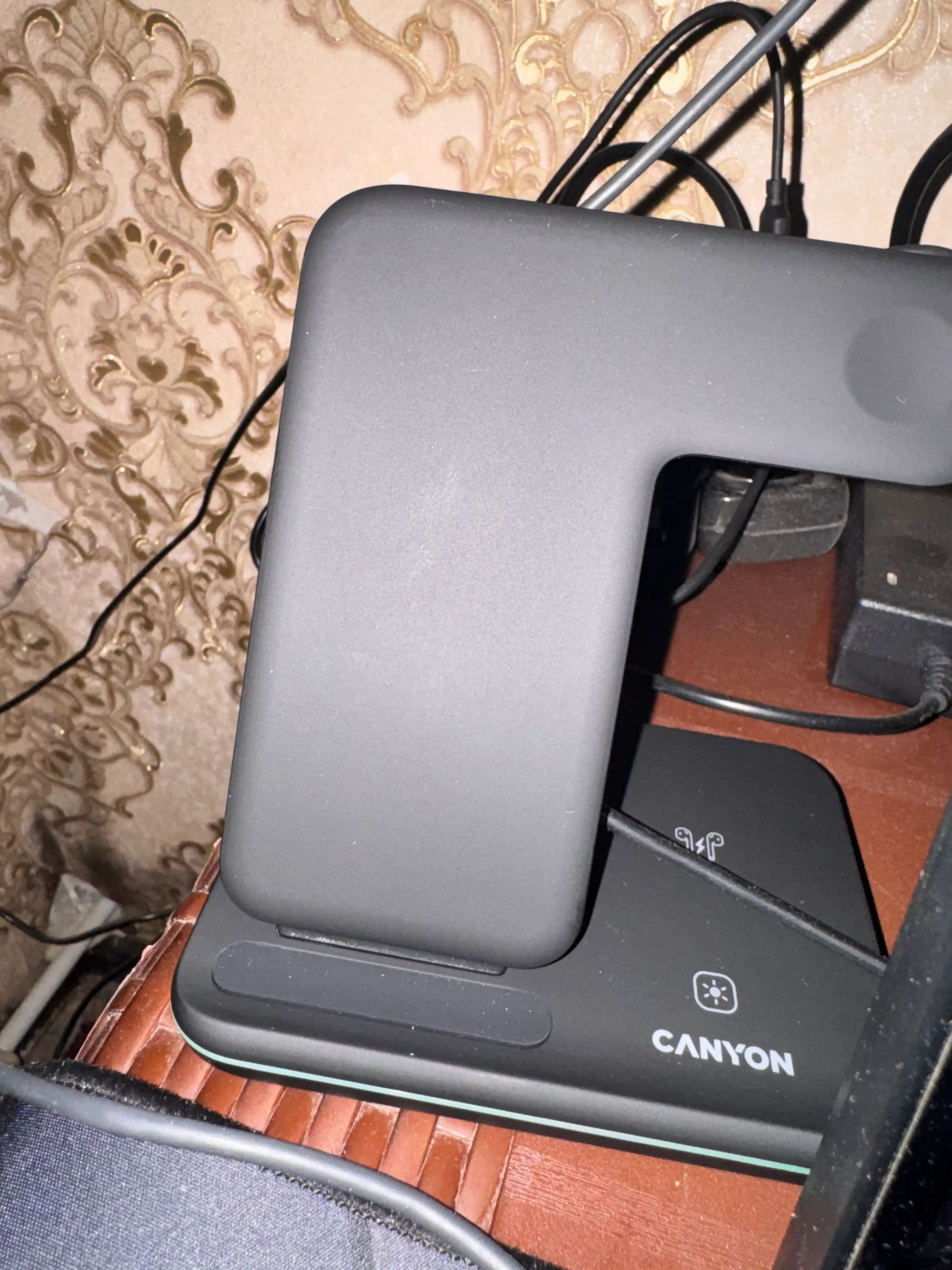 Telefon, quloqlik va soat uchun 3 tasi 1 da simsiz quvvatlash stansiyasi