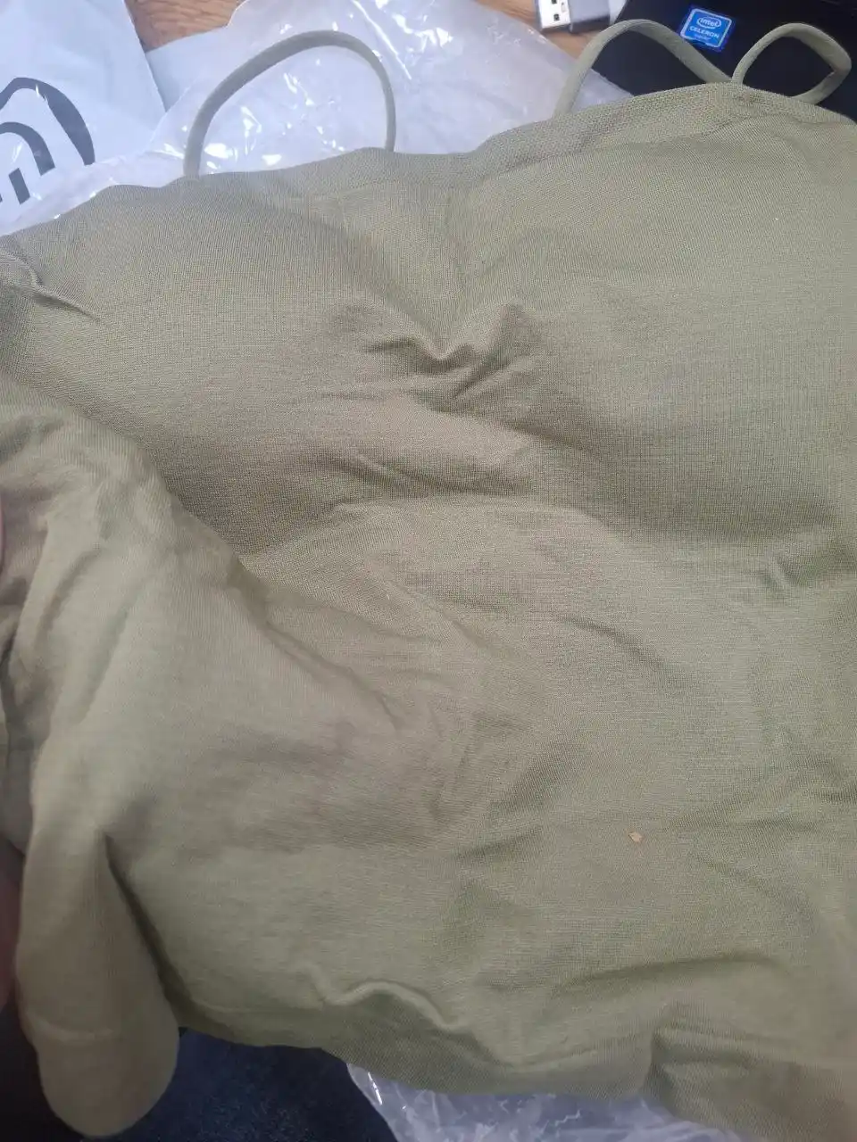 Ayollar uchun yupqa bretelkali, ichki lateksli ko‘krak qopqoqli top, mayka