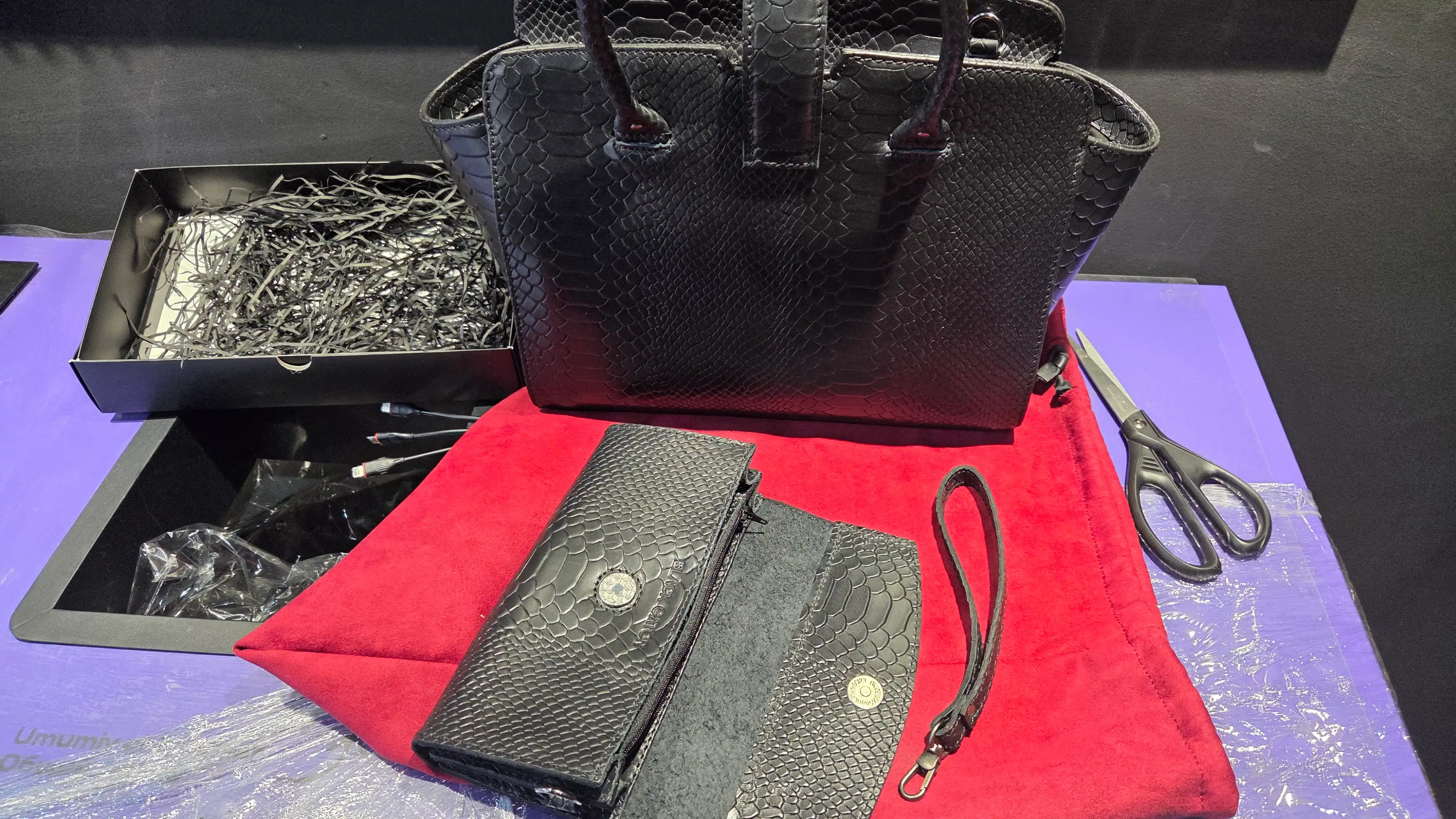 Ayollar sumkasi tabiiy charmdan Black Gator