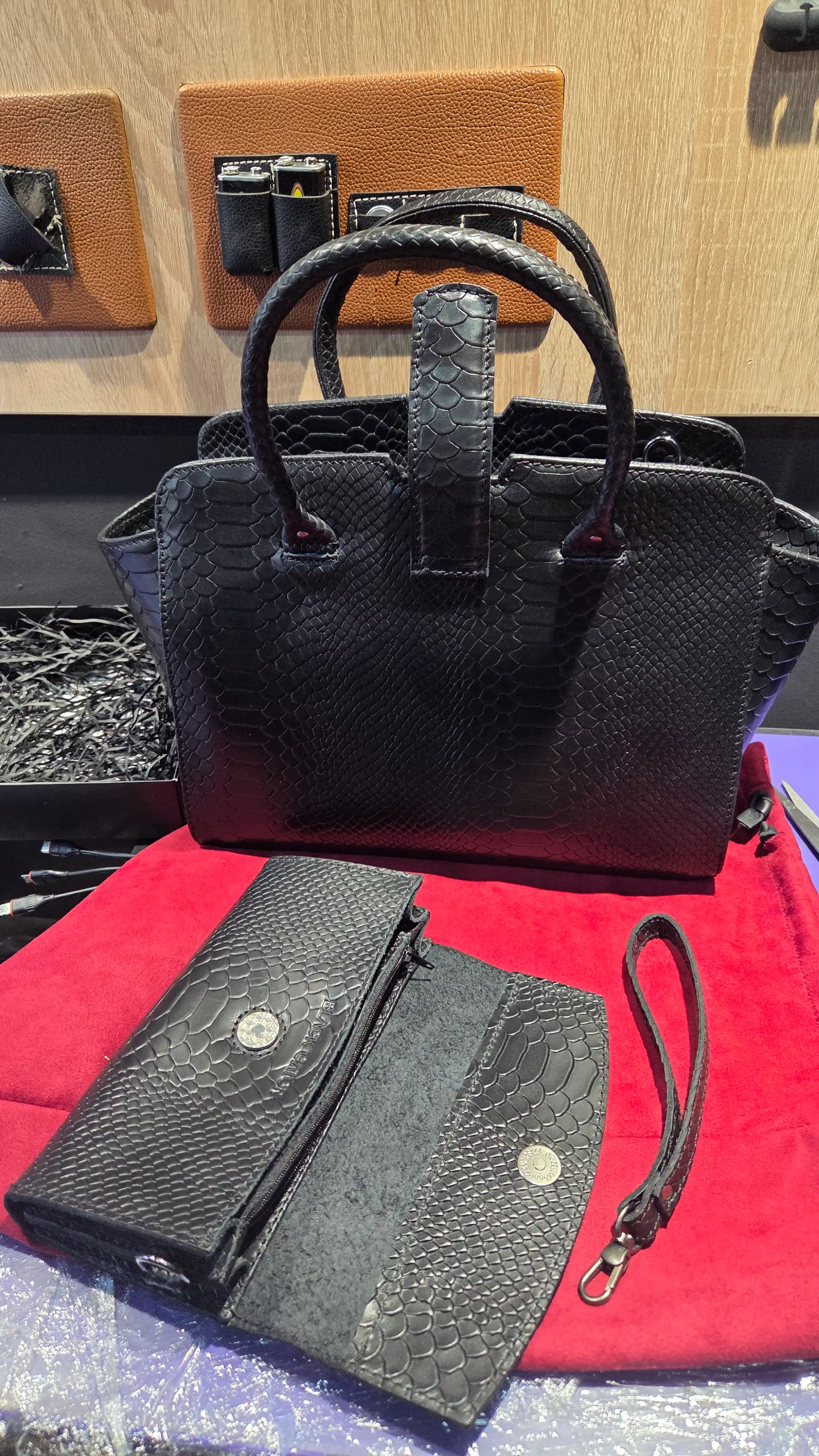 Ayollar sumkasi tabiiy charmdan Black Gator