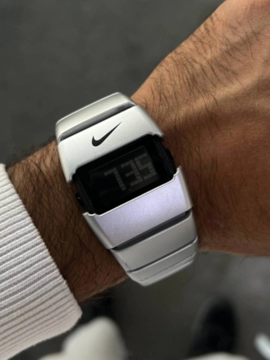 Современные спортивные часы Nike