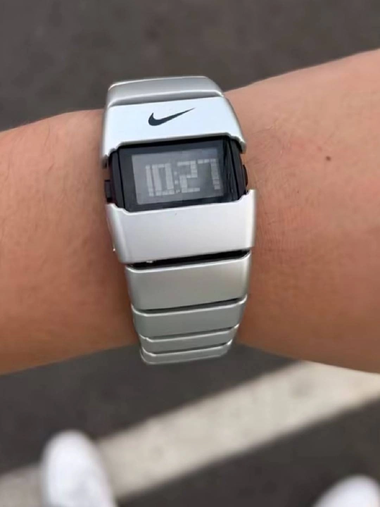 Современные спортивные часы Nike