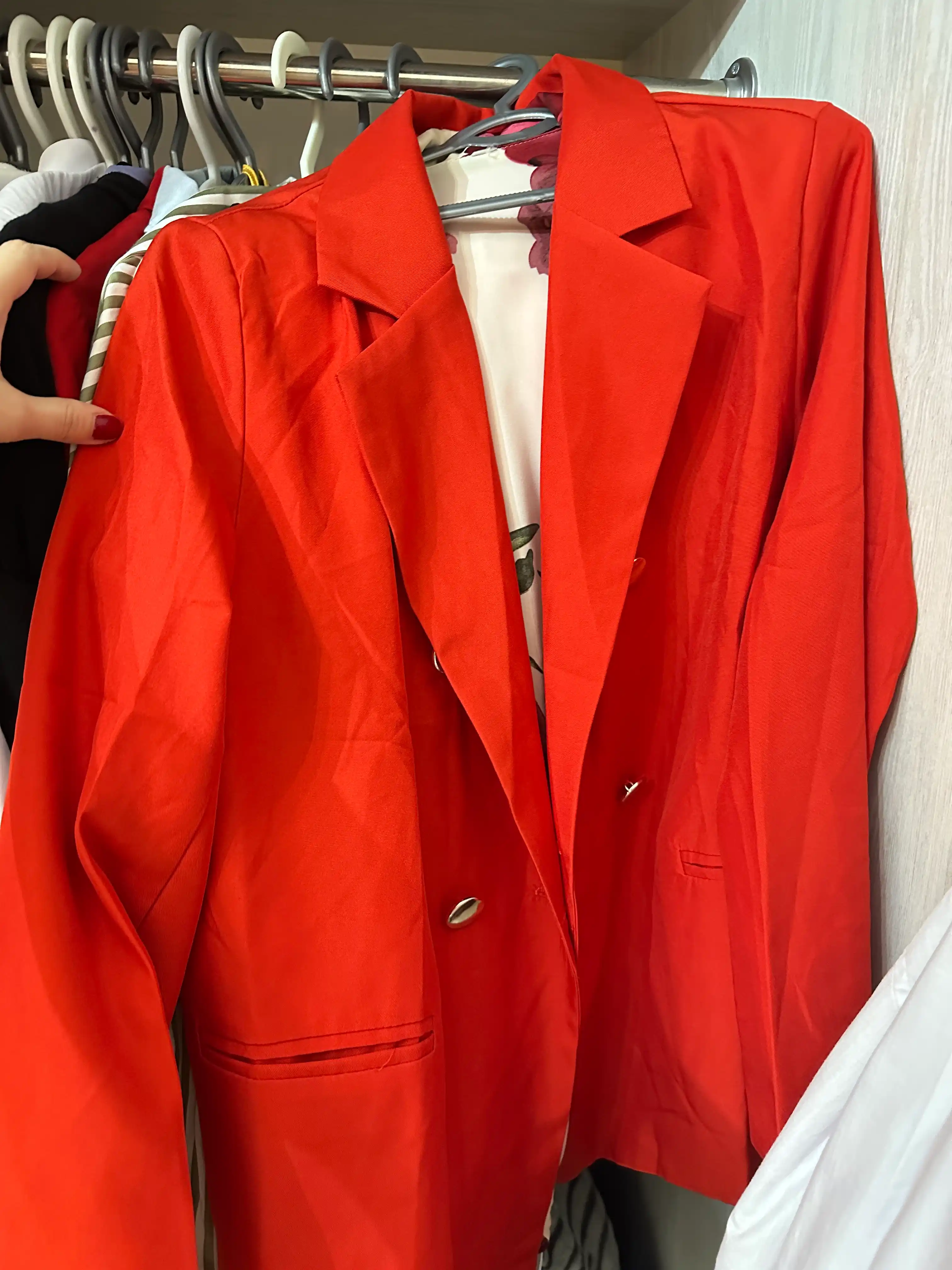 Ayollar pidjagi, klassik, tugmali uzaytirilgan jaket