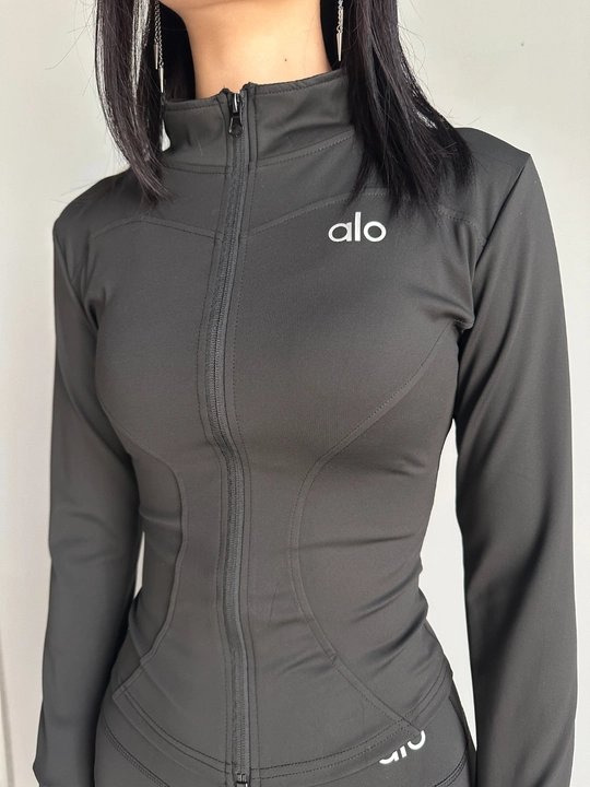 Ayollar sport kostyumi