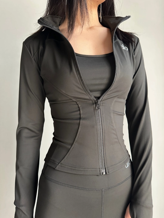 Ayollar sport kostyumi